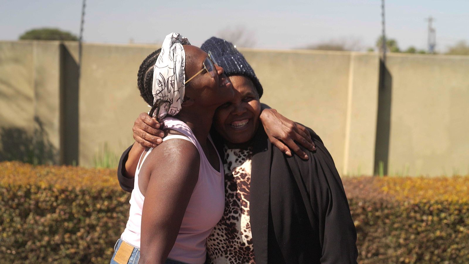 Motsi Mabuse (links) genießt während eines Heimatbesuchs die Zeit mit ihrer Mutter Dudu Mabuse auf dem Grundstück ihrer Eltern in Südafrika. (Bild: ITV Studios Germany)
