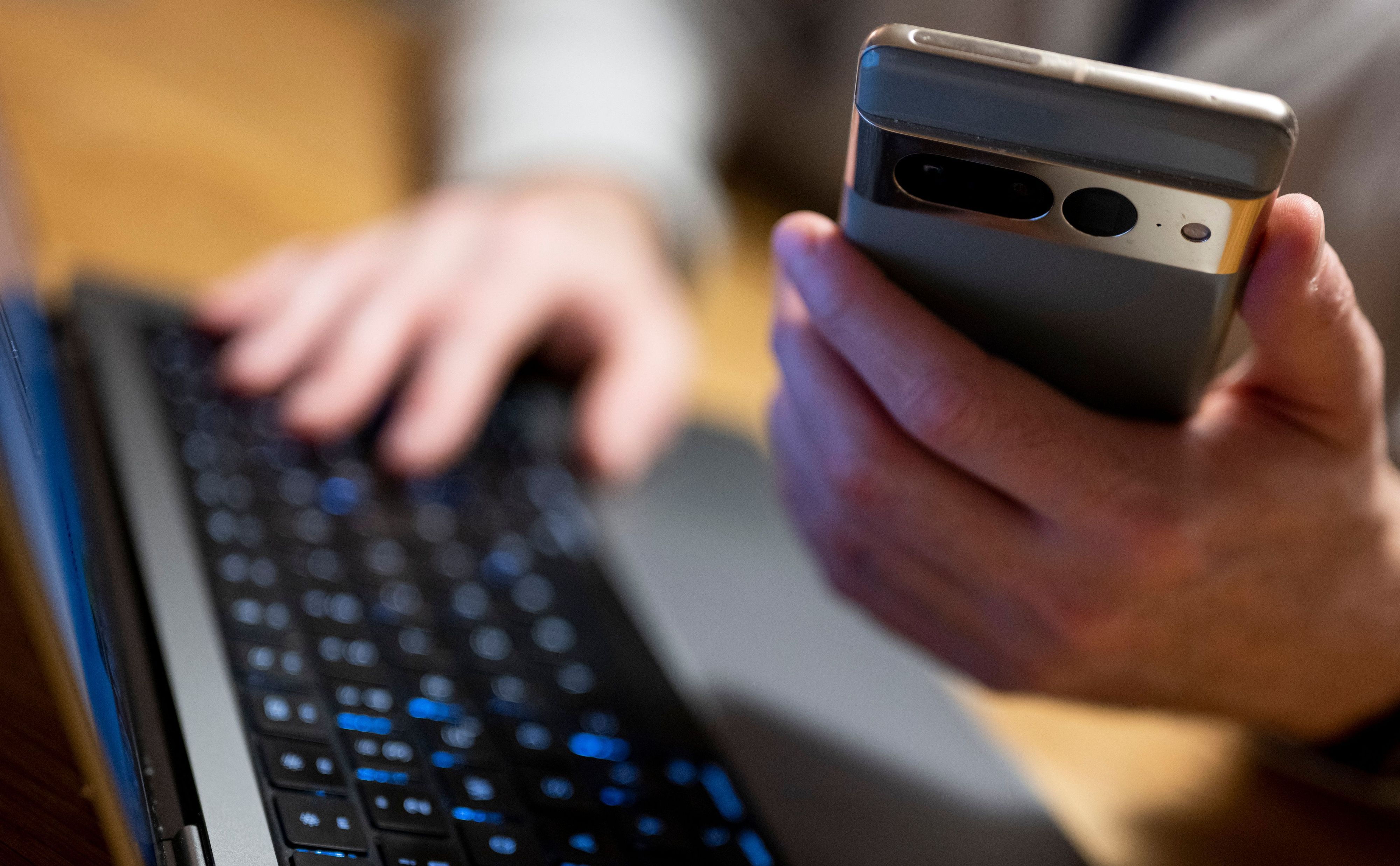 ILLUSTRATION - 27.02.2023, Berlin: Betrüger geben sich am Telefon oder im Internet als Finanzexperten oder Helfer aus und bringen ihre Opfer dazu, hohe Summen zu überweisen. (zu dpa: «Mann verliert 70.000 Euro durch Anlagebetrug») Foto: Monika Skolimowska/dpa +++ dpa-Bildfunk +++
