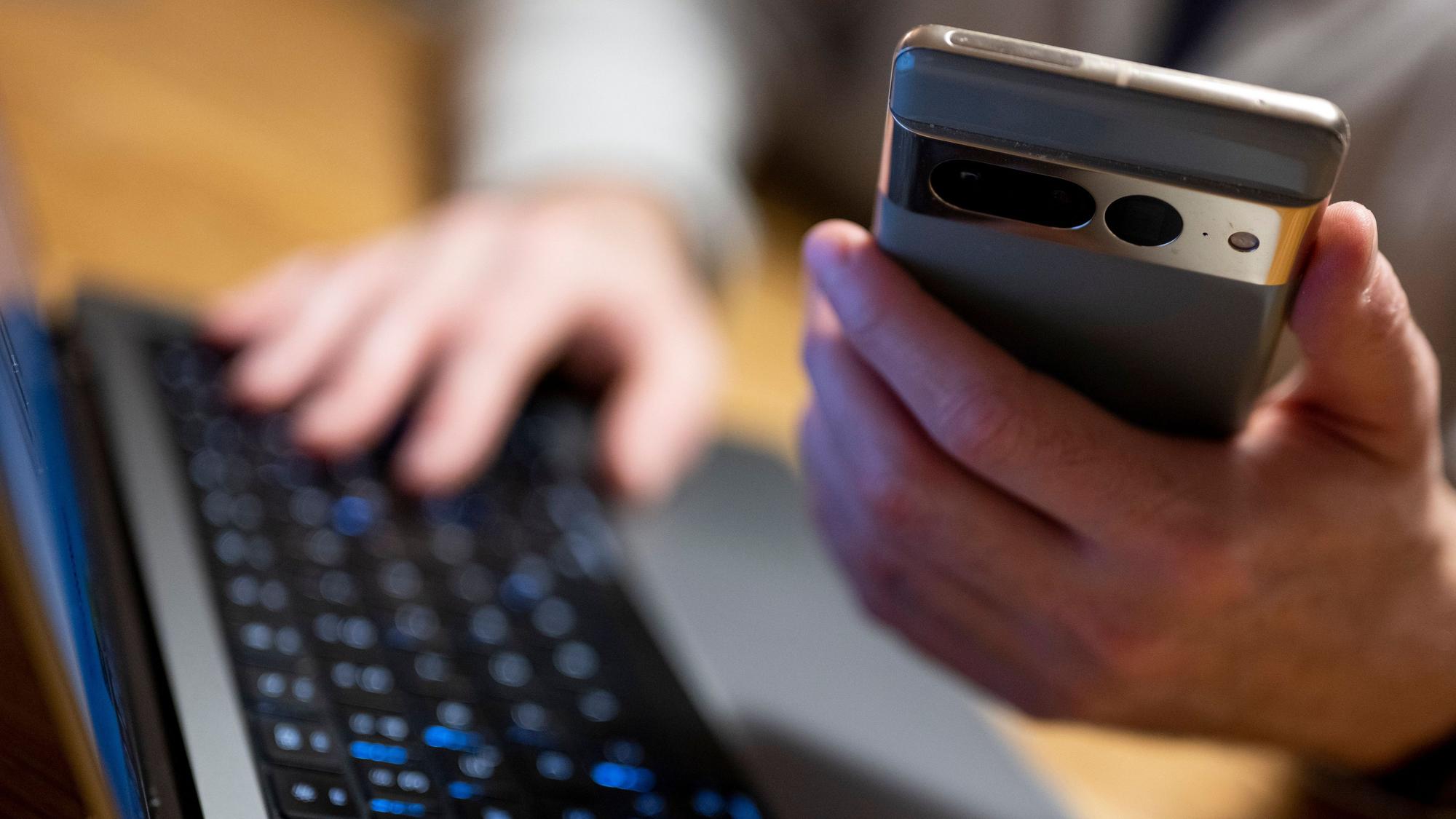 ILLUSTRATION - 27.02.2023, Berlin: Betrüger geben sich am Telefon oder im Internet als Finanzexperten oder Helfer aus und bringen ihre Opfer dazu, hohe Summen zu überweisen. (zu dpa: «Mann verliert 70.000 Euro durch Anlagebetrug») Foto: Monika Skolimowska/dpa +++ dpa-Bildfunk +++