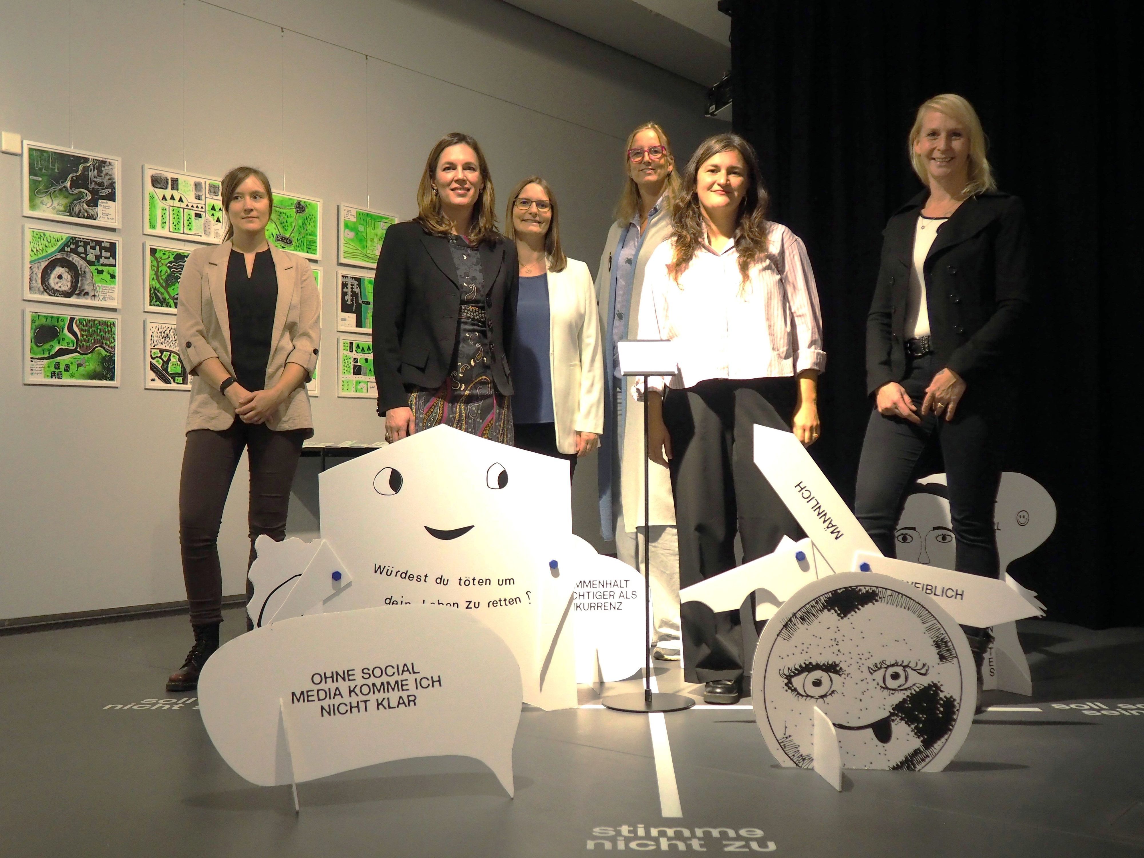 Die Macherninnen der Ausstellung und Museumsleiterin Dr. Silvia Bruder (3.v.l.) sind beeindruckt von den Arbeiten der Jugendlichen. Bei dem interaktiven Kunstwerk im Vordergrund können die Besucher Teile verschieben und so ihre Meinung kundtun.
