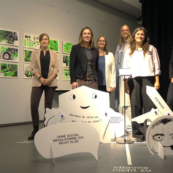 Die Macherninnen der Ausstellung und Museumsleiterin Dr. Silvia Bruder (3.v.l.) sind beeindruckt von den Arbeiten der Jugendlichen. Bei dem interaktiven Kunstwerk im Vordergrund können die Besucher Teile verschieben und so ihre Meinung kundtun.