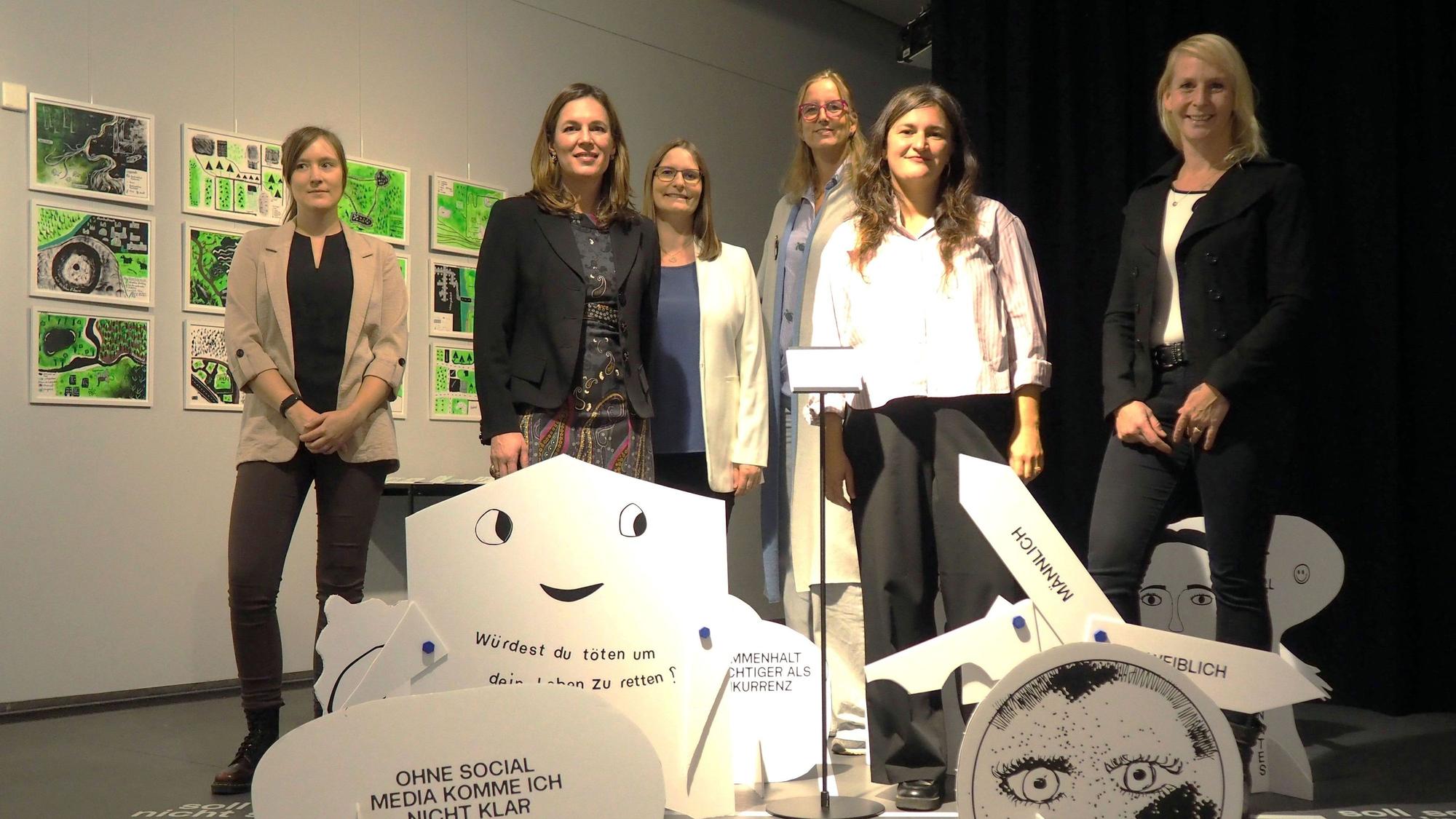 Die Macherninnen der Ausstellung und Museumsleiterin Dr. Silvia Bruder (3.v.l.) sind beeindruckt von den Arbeiten der Jugendlichen. Bei dem interaktiven Kunstwerk im Vordergrund können die Besucher Teile verschieben und so ihre Meinung kundtun.
