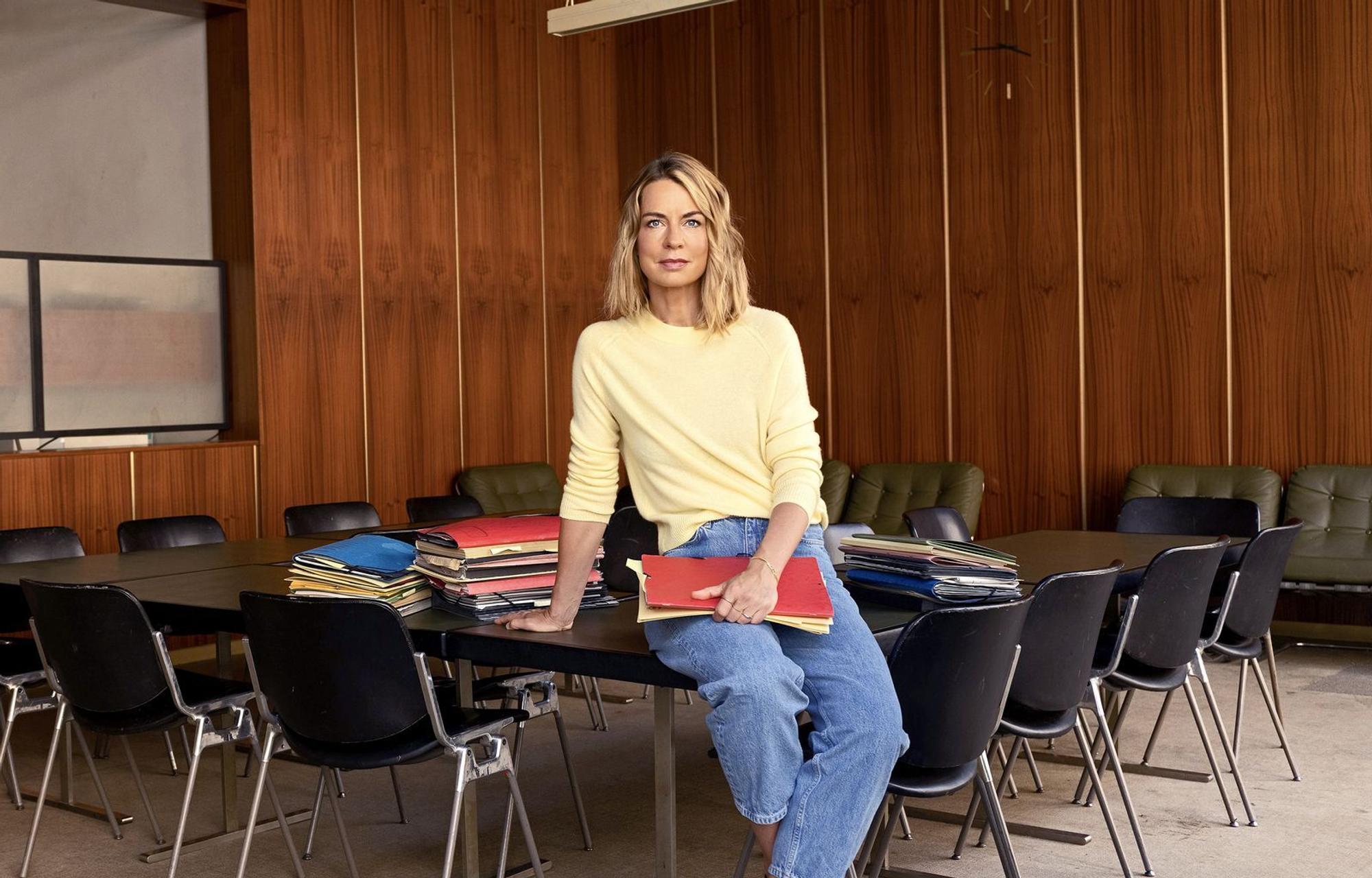 Jessy Wellmer schaut sich in ihrer neuen Reportage Klischees und Realität der Beamten in Deutschland an. (Bild: Bild: NDR/Beckground TV/Beba Lindhorst)