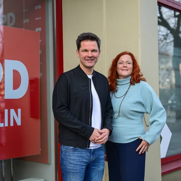 Steffen Krach, SPD-Spitzenkandidat für die Wahl zum Berliner Abgeordnetenhaus 2026, steht nach einem Pressegespräch zum SPD-Wahlprogramm für die Wahl zum Berliner Abgeordnetenhaus am 20. September neben Bettina König – beide sind heute Vorsitzende der SPD Berlin.