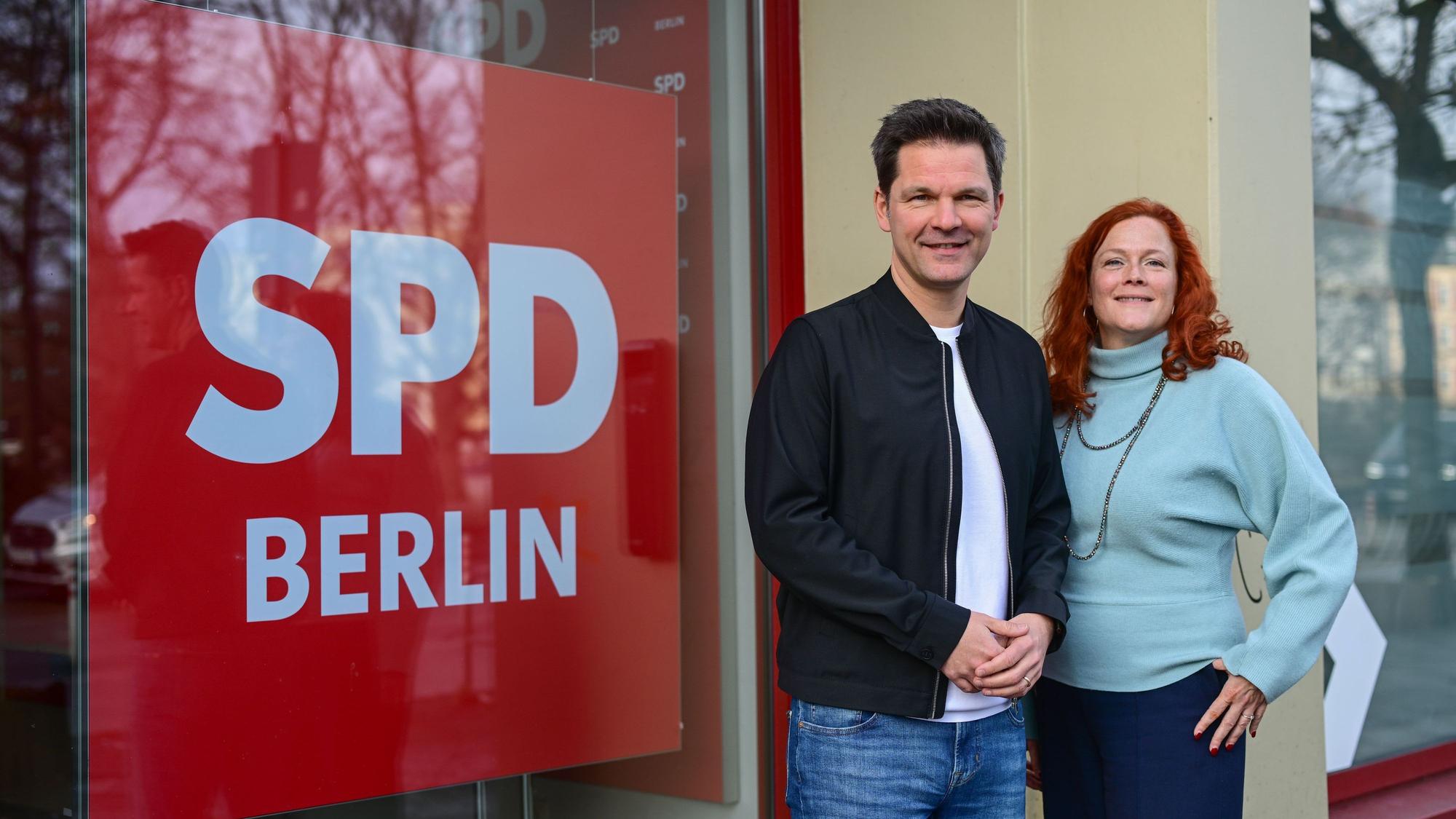Steffen Krach, SPD-Spitzenkandidat für die Wahl zum Berliner Abgeordnetenhaus 2026, steht nach einem Pressegespräch zum SPD-Wahlprogramm für die Wahl zum Berliner Abgeordnetenhaus am 20. September neben Bettina König – beide sind heute Vorsitzende der SPD Berlin.