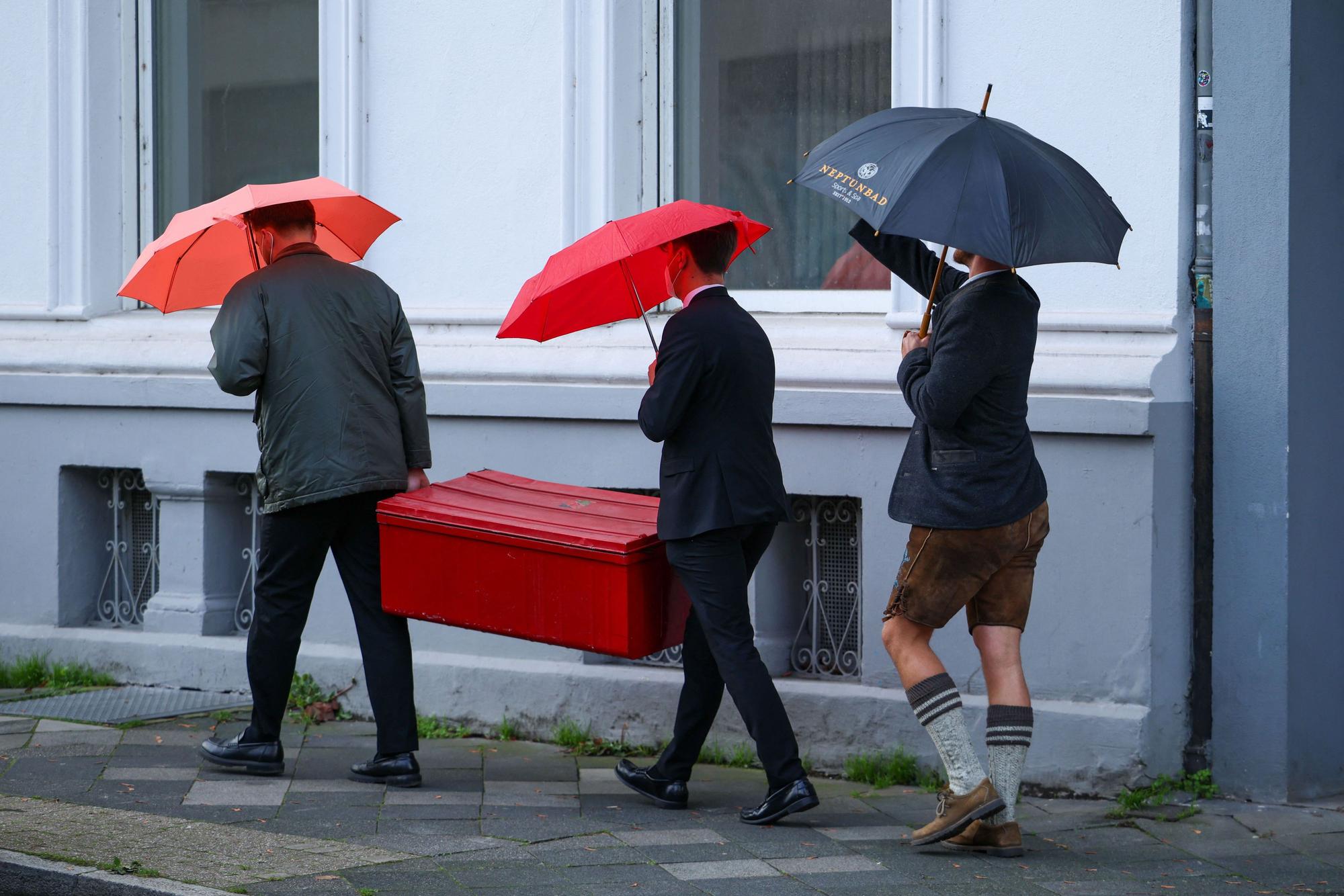 Drei Männer trugen am Samstag eine Mensurkiste zu einem Haus, in dem die schlagende Verbindung in Düsseldorf ihren Sitz hat.