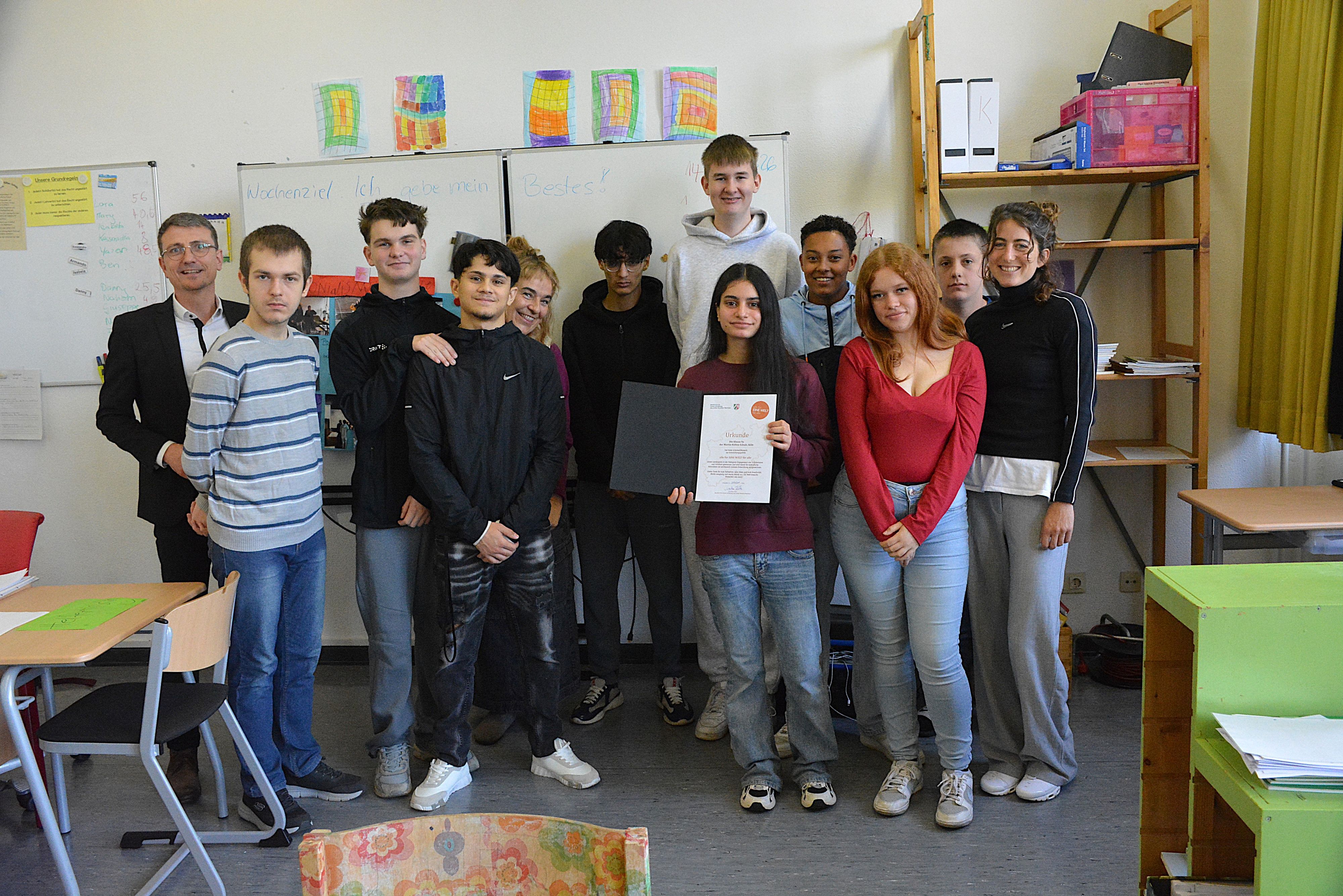 Eine Gruppe von Schülern vor einer Schultafel