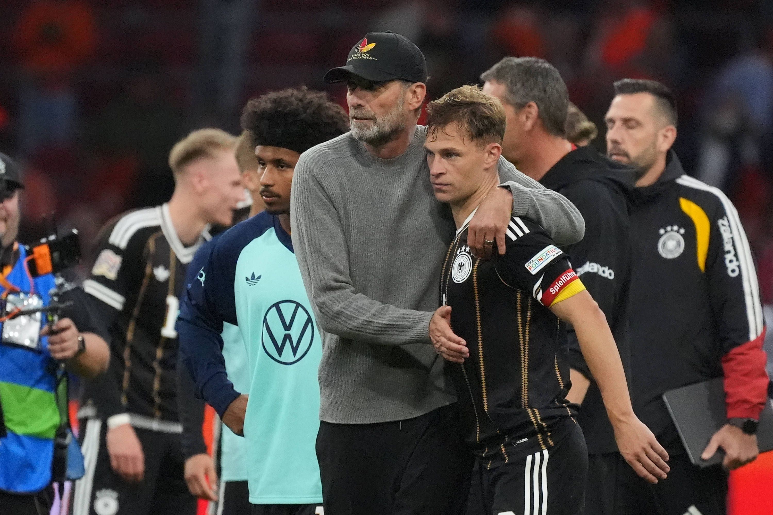Bundestrainer Jürgen Klopp tröstet seinen Kapitän Joshua Kimmich.