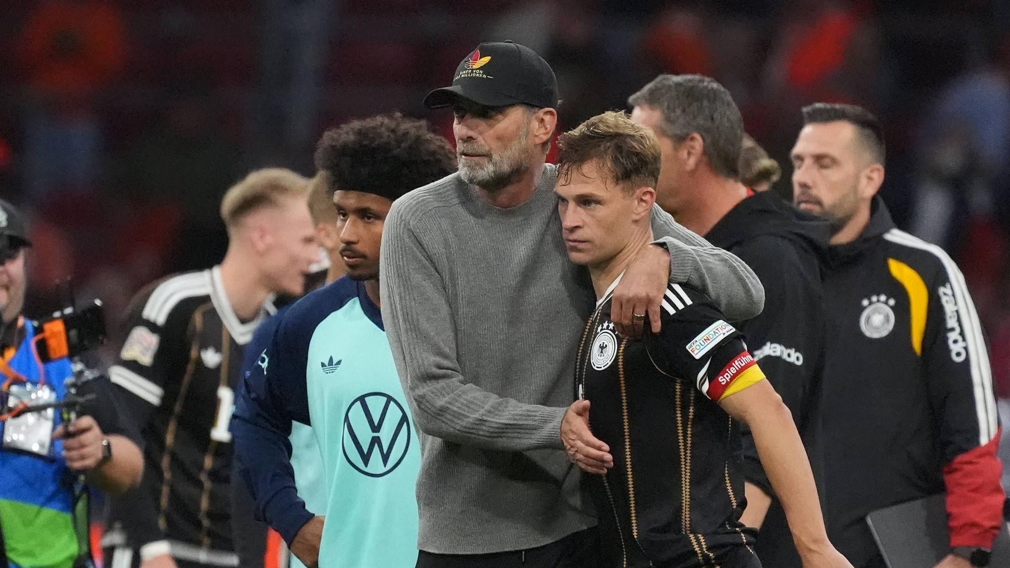 Bundestrainer Jürgen Klopp tröstet seinen Kapitän Joshua Kimmich.