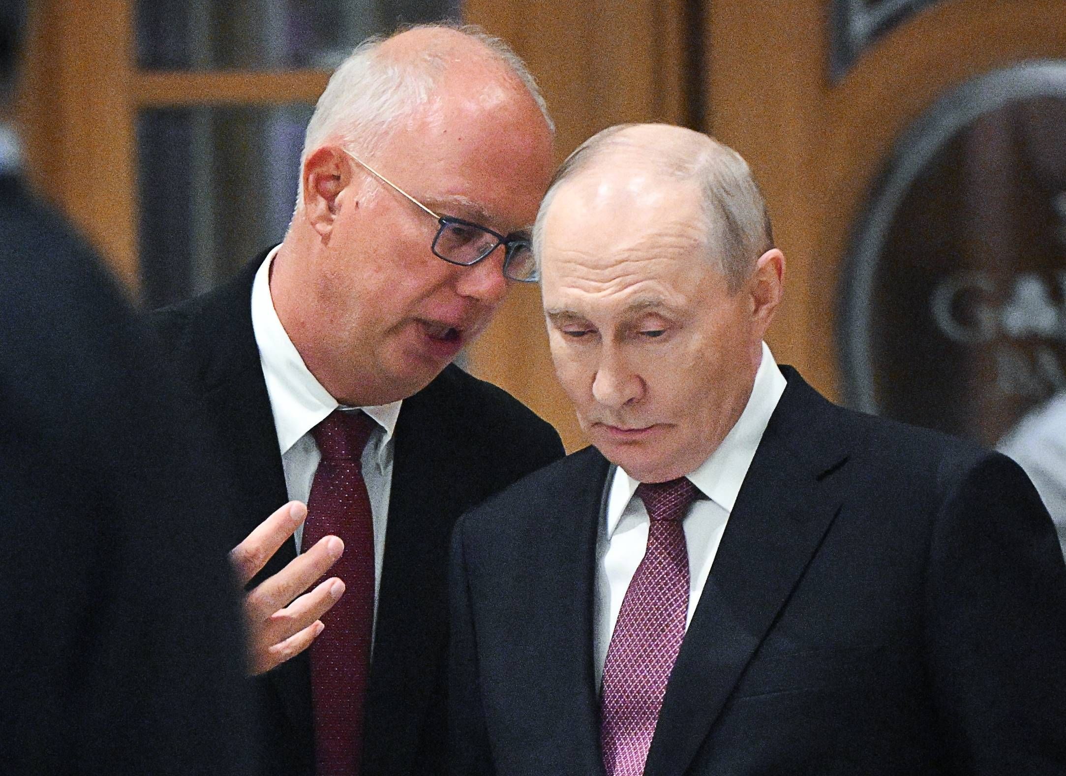 Moskaus Sondergesandter Kirill Dmitrijew (l.) im Gespräch mit Kremlchef Wladimir Putin. (Archivbild)