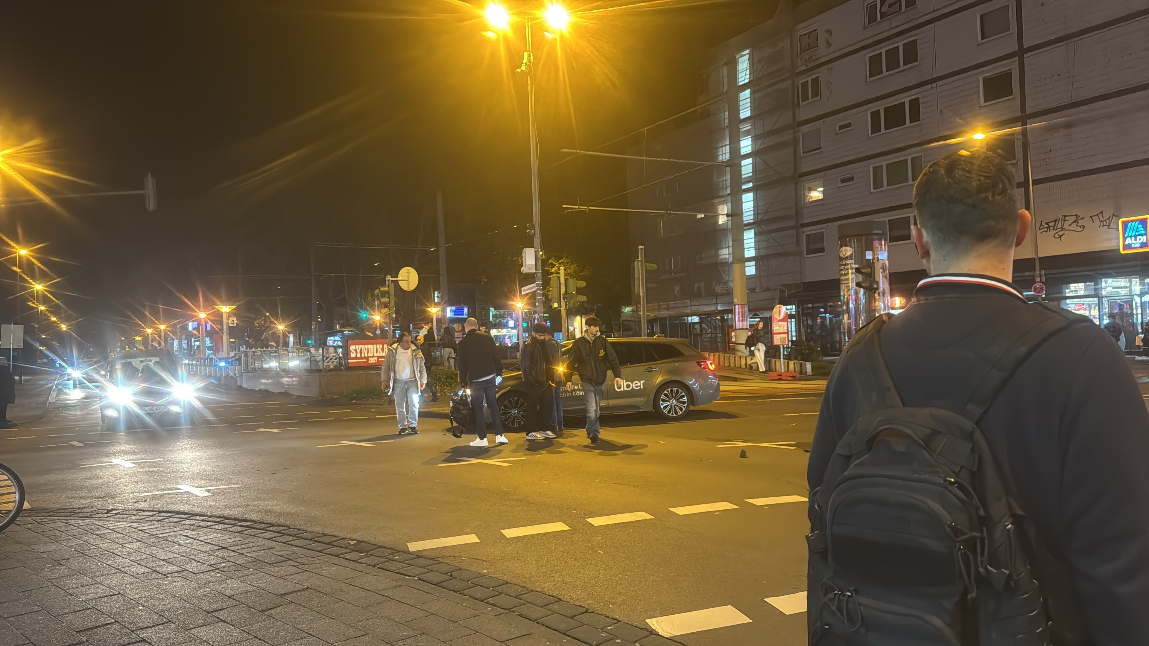 Unfallauto an Kölner Kreuzung