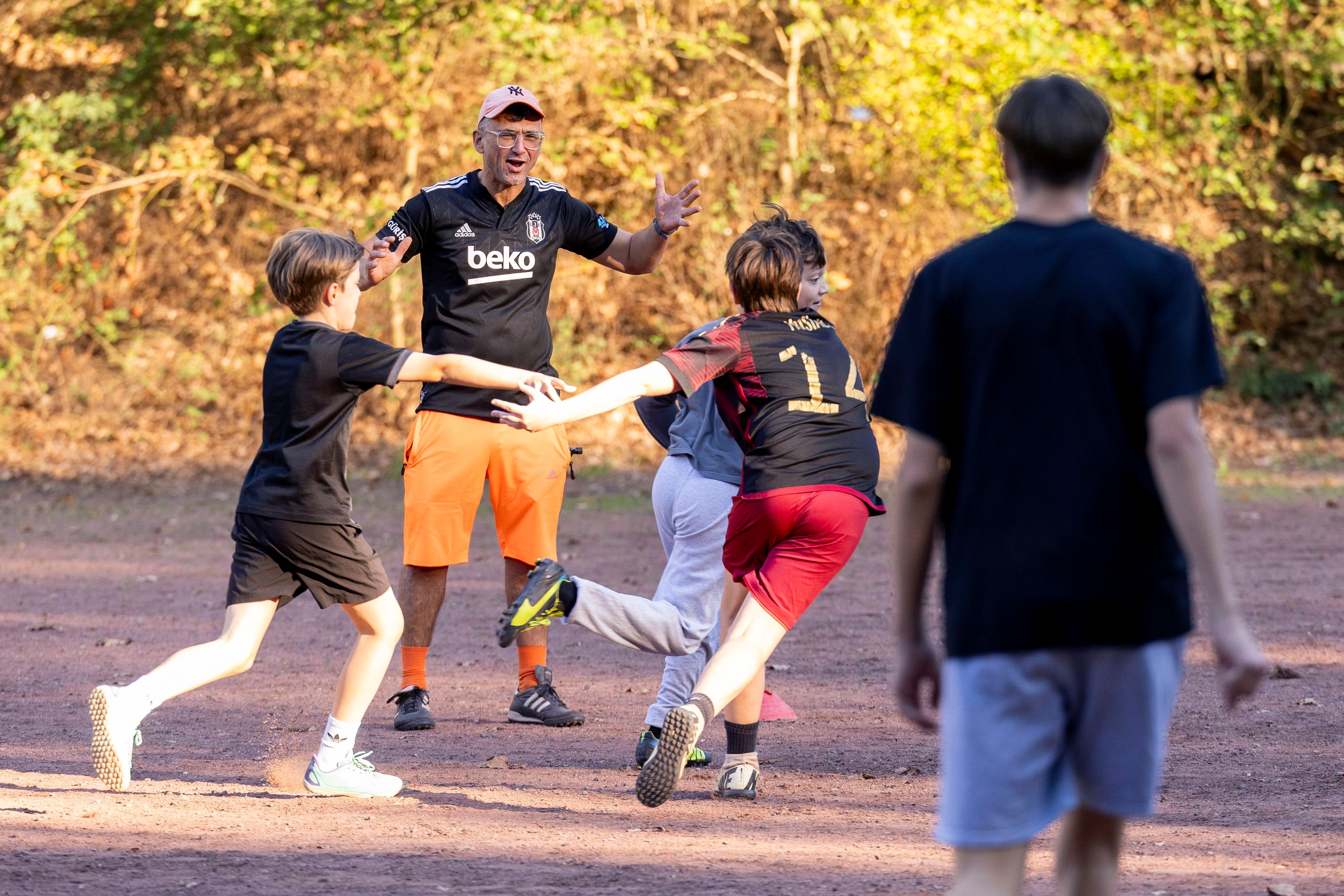 06.10.2026, Köln: Porträt des Fußballtrainers Martin Öchsner, der auf einem Aschenplatz im Blücherpark ein alternatives Fußballtraining für Kinder und Jugendliche anbietet.

Foto: Michael Bause