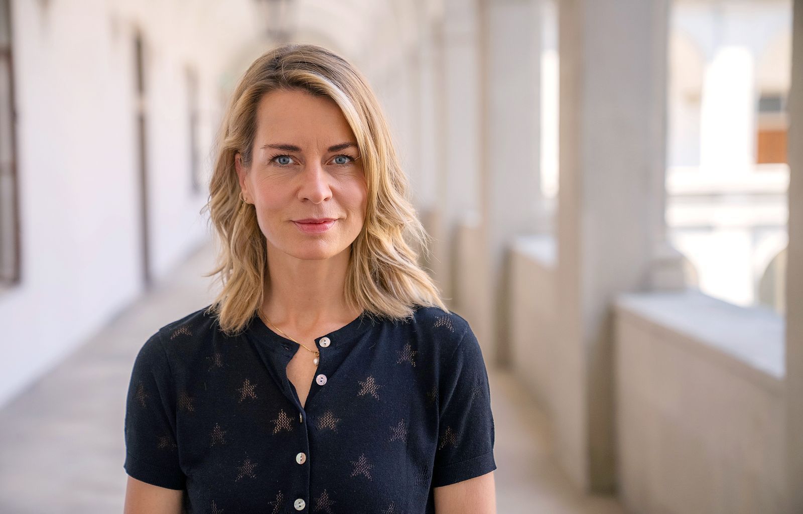 „Tagesthemen“-Moderatorin Jessy Wellmer fragt nach, wie das Beamtentum reformiert werden könnte. (Bild:  NDR/beckground tv/Tom Schünemann)