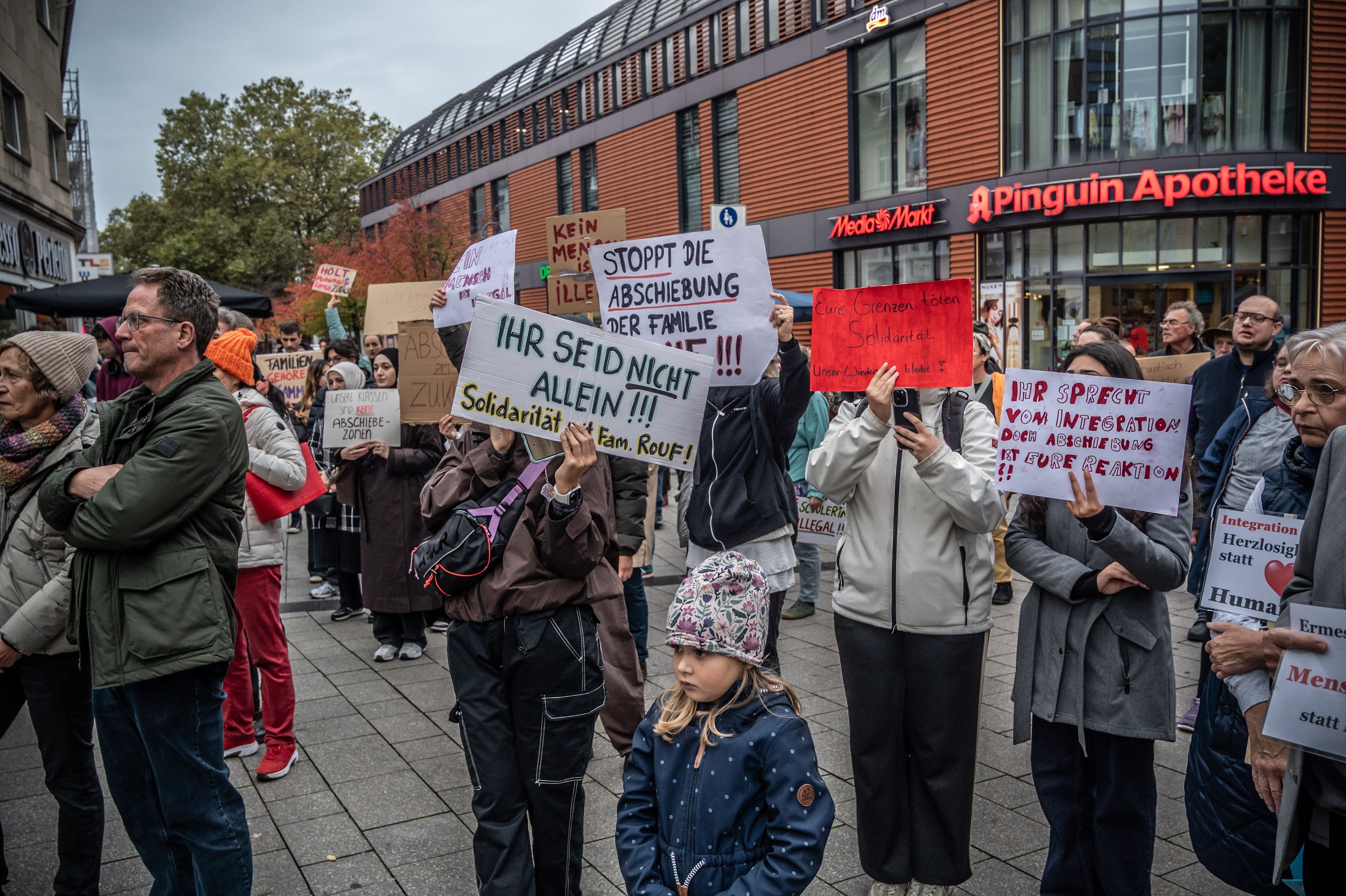 Rathausvorplatz Wiesdorf: Solidaritätsdemo mit der von abschiebung bedrohten Familie Rouf aus Sri Lanka. Bild: Ralf Krieger
