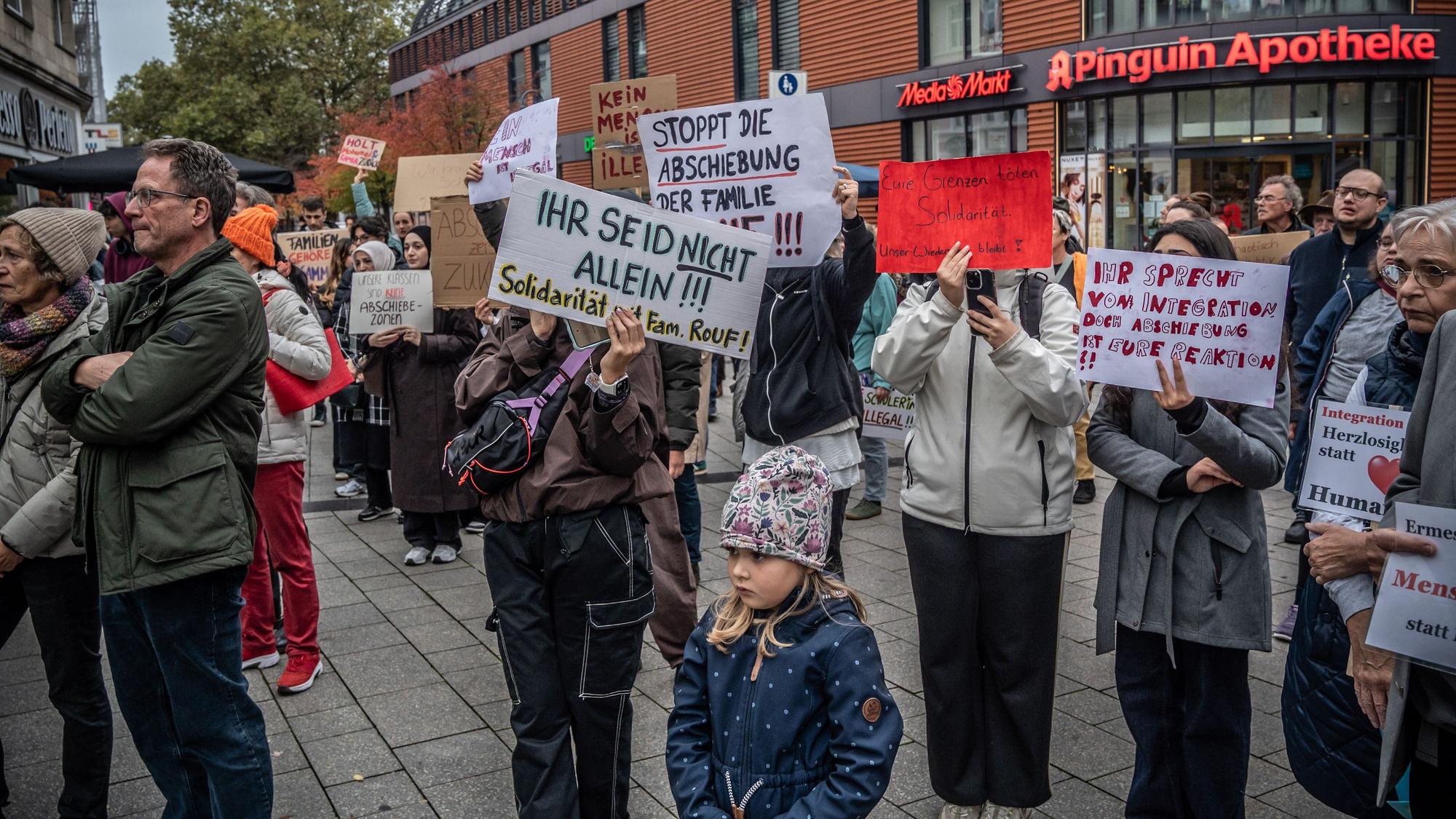 Rathausvorplatz Wiesdorf: Solidaritätsdemo mit der von abschiebung bedrohten Familie Rouf aus Sri Lanka. Bild: Ralf Krieger