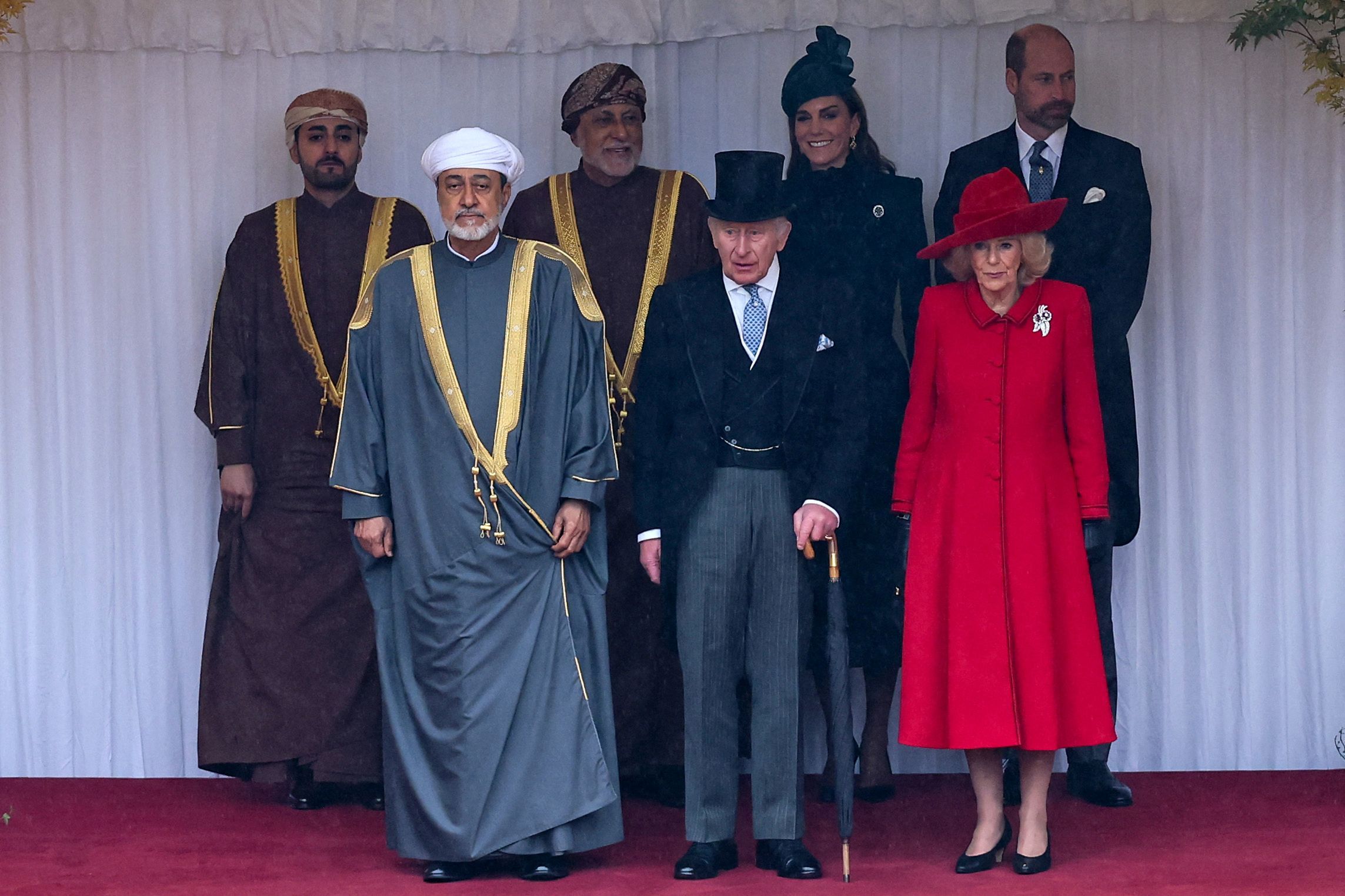 (v. l. n. r.) Sayyid Theyazin bin Haitham Al Said, Sultan Haitham bin Tarik, Sayyid Shihab bin Tariq Al Said, König Charles III., Prinzessin Kate, Königin Camilla und Prinz William beim zeremoniellen Empfang auf Schloss Windsor zum Auftakt des dreitägigen Staatsbesuchs.