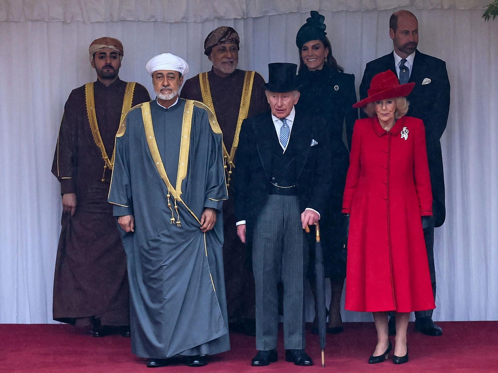(v. l. n. r.) Sayyid Theyazin bin Haitham Al Said, Sultan Haitham bin Tarik, Sayyid Shihab bin Tariq Al Said, König Charles III., Prinzessin Kate, Königin Camilla und Prinz William beim zeremoniellen Empfang auf Schloss Windsor zum Auftakt des dreitägigen Staatsbesuchs.