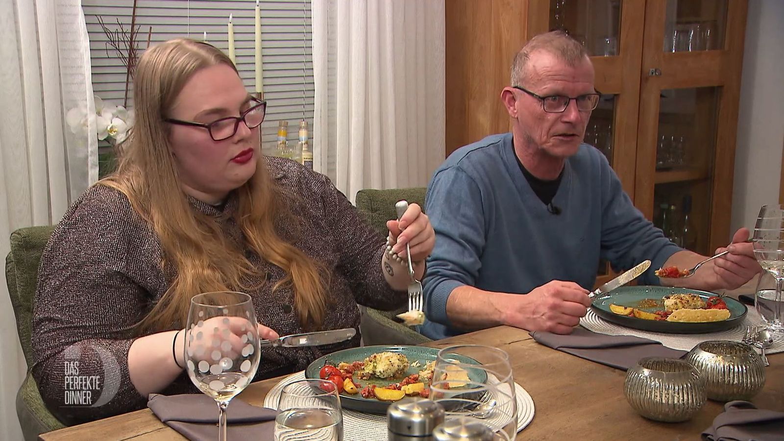 Hannelores Knoblauch-Hühnchen stößt bei Maja (links) und Hans auf große Begeisterung.
 (Bild: RTL)