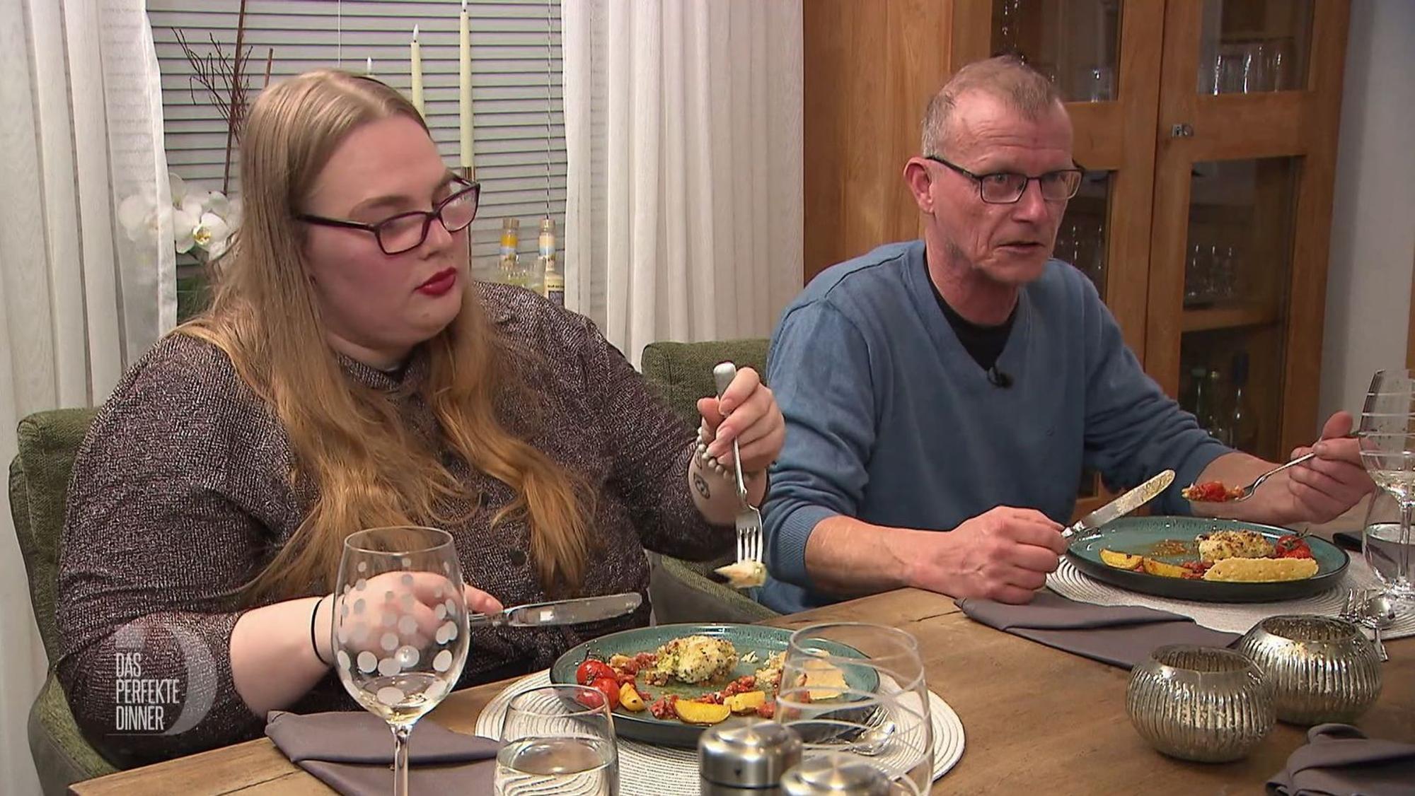 Hannelores Knoblauch-Hühnchen stößt bei Maja (links) und Hans auf große Begeisterung.
(Bild: RTL)