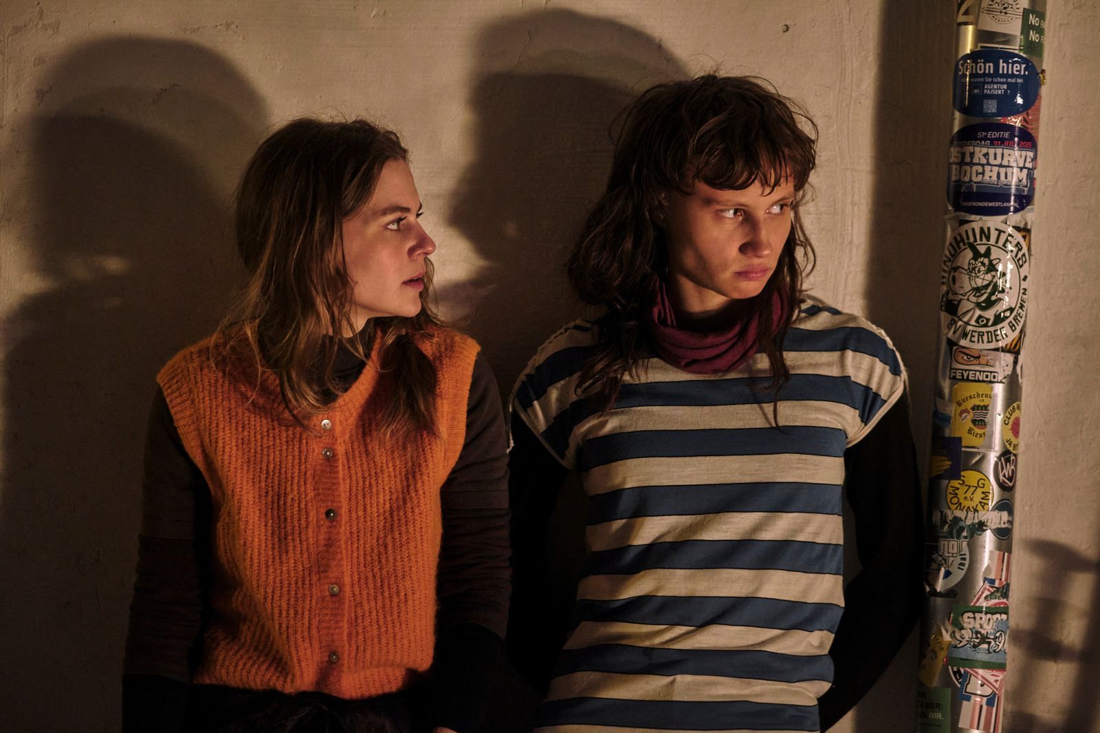 Clara (Alicia von Rittberg, links) gesteht ihrer Schwester, dass sie zu ihrem Freund fortziehen will. Für ihre kleine Schwester Emilia (Luna Jordan) ist Clara Ersatzmutter, denn die wirkliche Mutter der beiden lebt nicht mehr.  (Bild: ZDF und Oliver Oppitz)