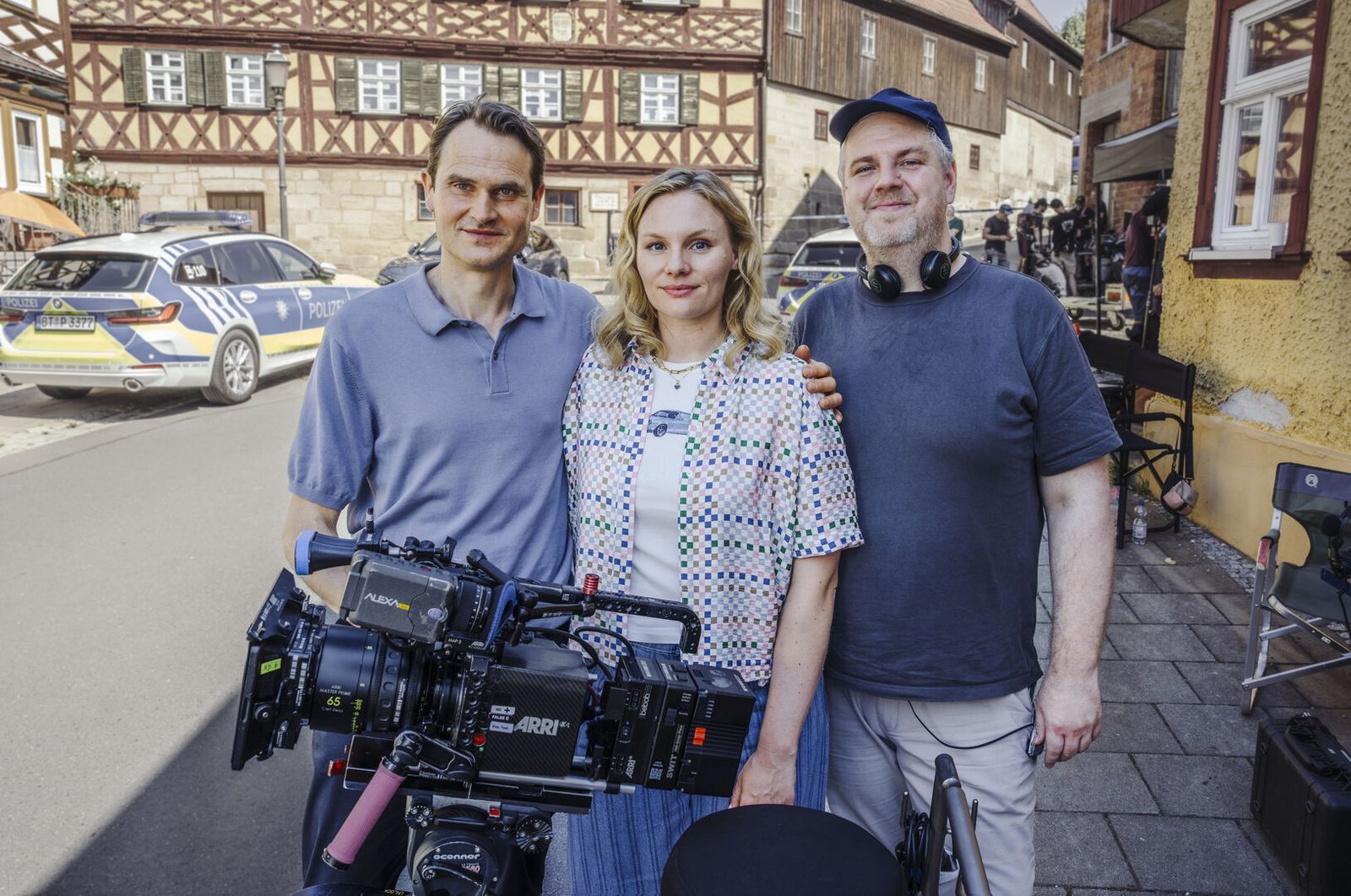 Im Sommer 2025 stand Rosalie Thomass neben Fabian Hinrichs (links) zum ersten Mal für den Franken-“Tatort“ vor der Kamera. Regie führte bei „Tatort: Gottesgarten“ Dustin Loose. (Bild: BR/Claussen+Putz Filmproduktion GmbH/Hendrik Heiden)