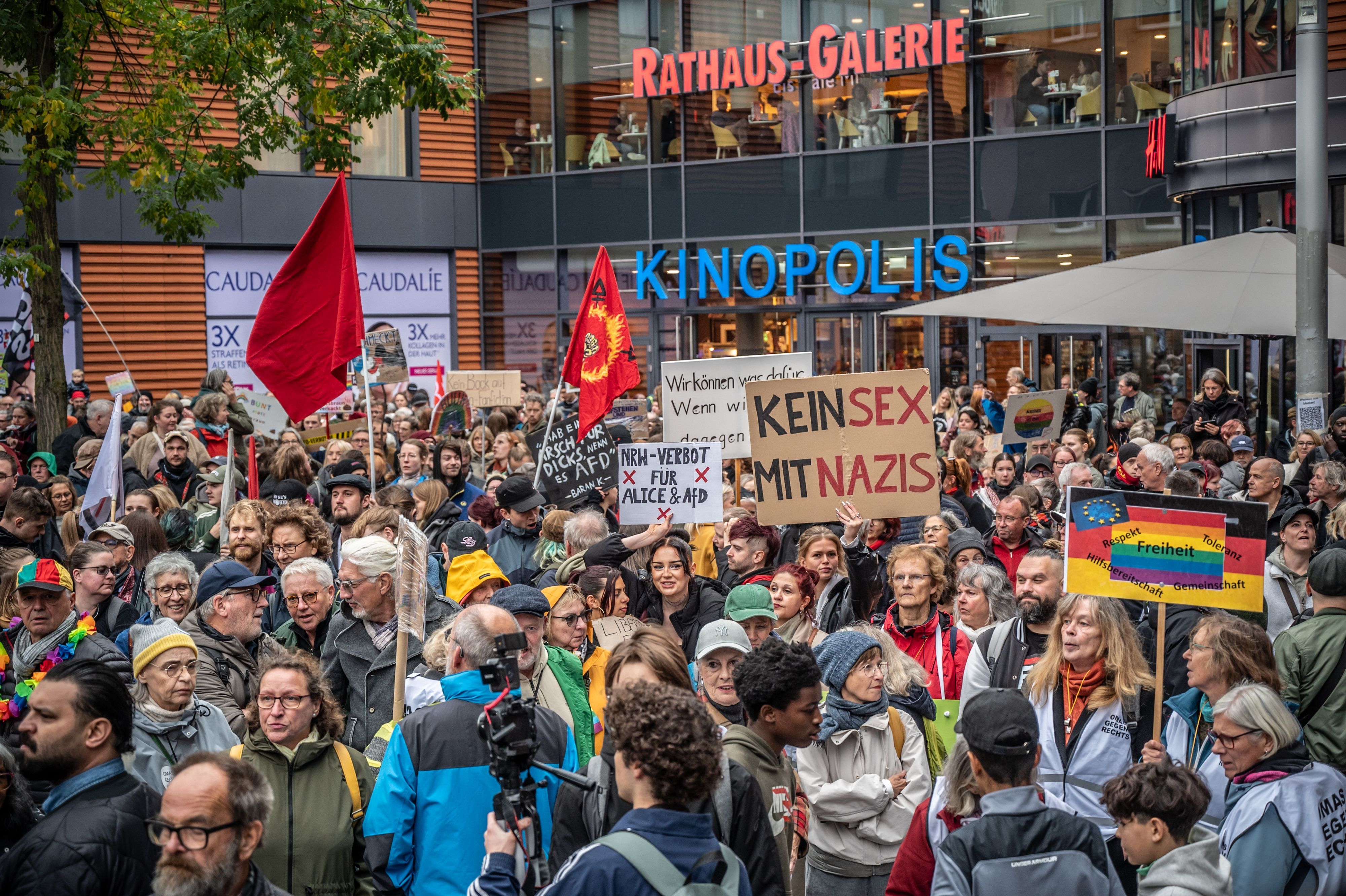 Mehr als 1000 Menschen gingen gegen die AfD auf die Straße.