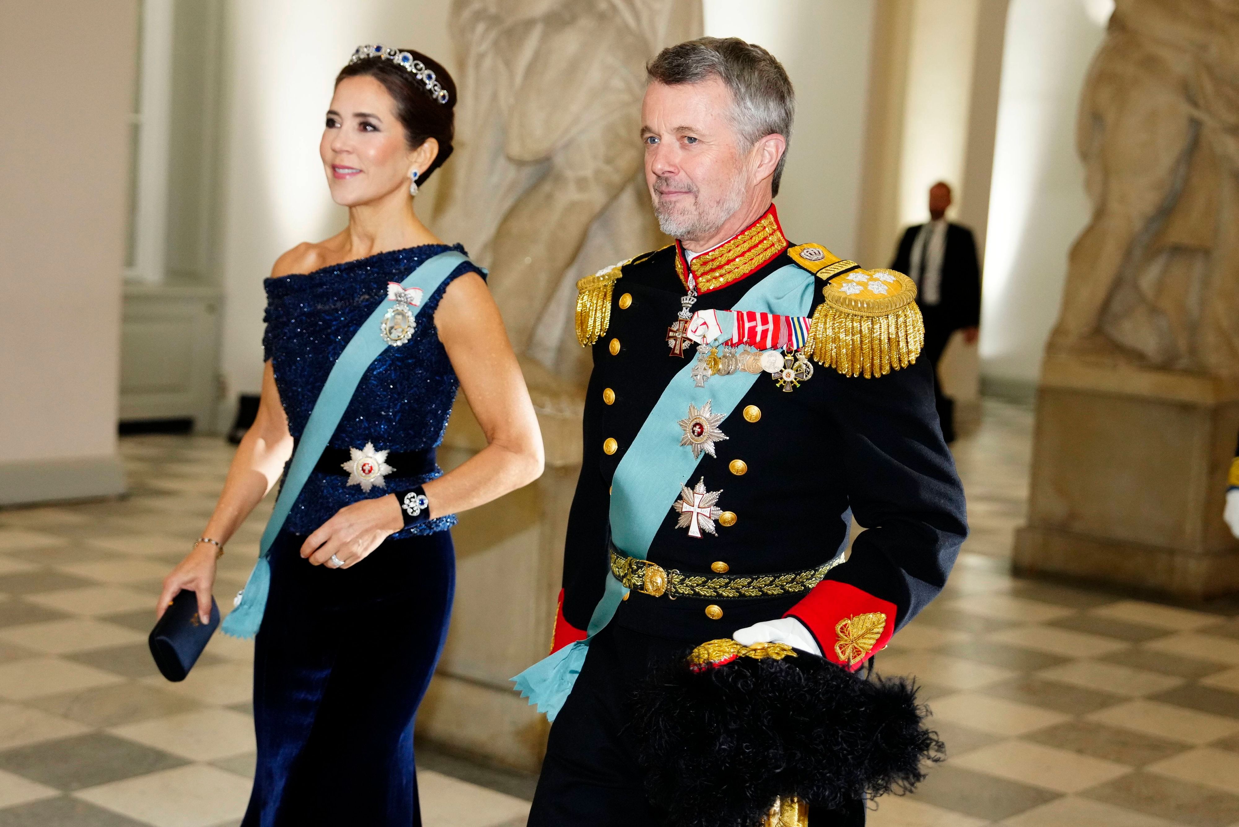 König Frederik X. und Königin Mary treffen zum Gala-Dinner im Schloss Christiansborg ein.
