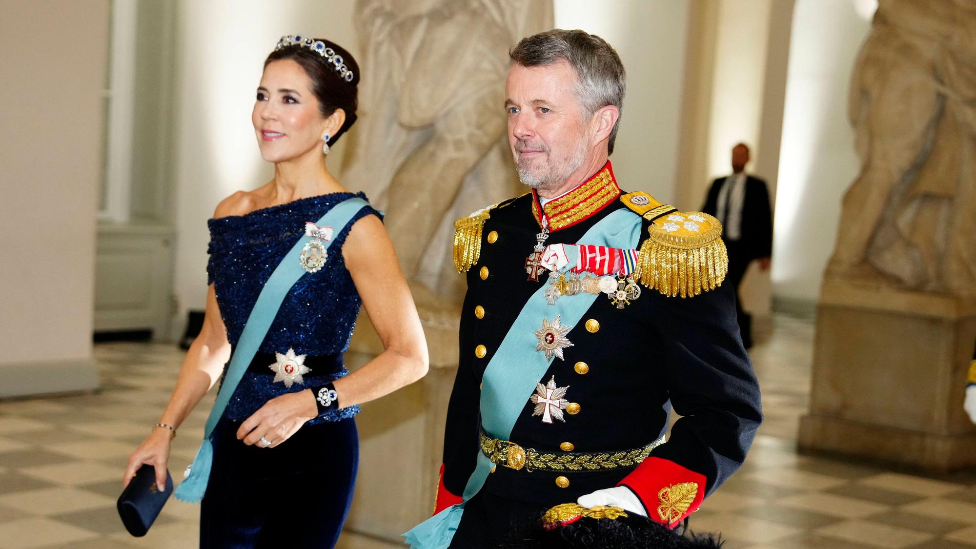 König Frederik X. und Königin Mary treffen zum Gala-Dinner im Schloss Christiansborg ein.