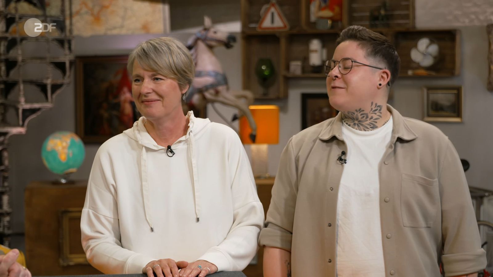 Ramona (links) aus Bad Zwischenahn und ihre Tochter Emily aus Rastede hatten bereits im Netz zu ihrem Flohmarktfund recherchiert. (Bild: ZDF)