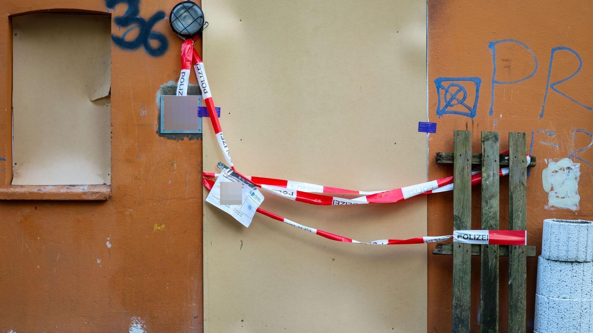 Das Brandhaus wurde als Tatort beschlagnahmt und versiegelt.