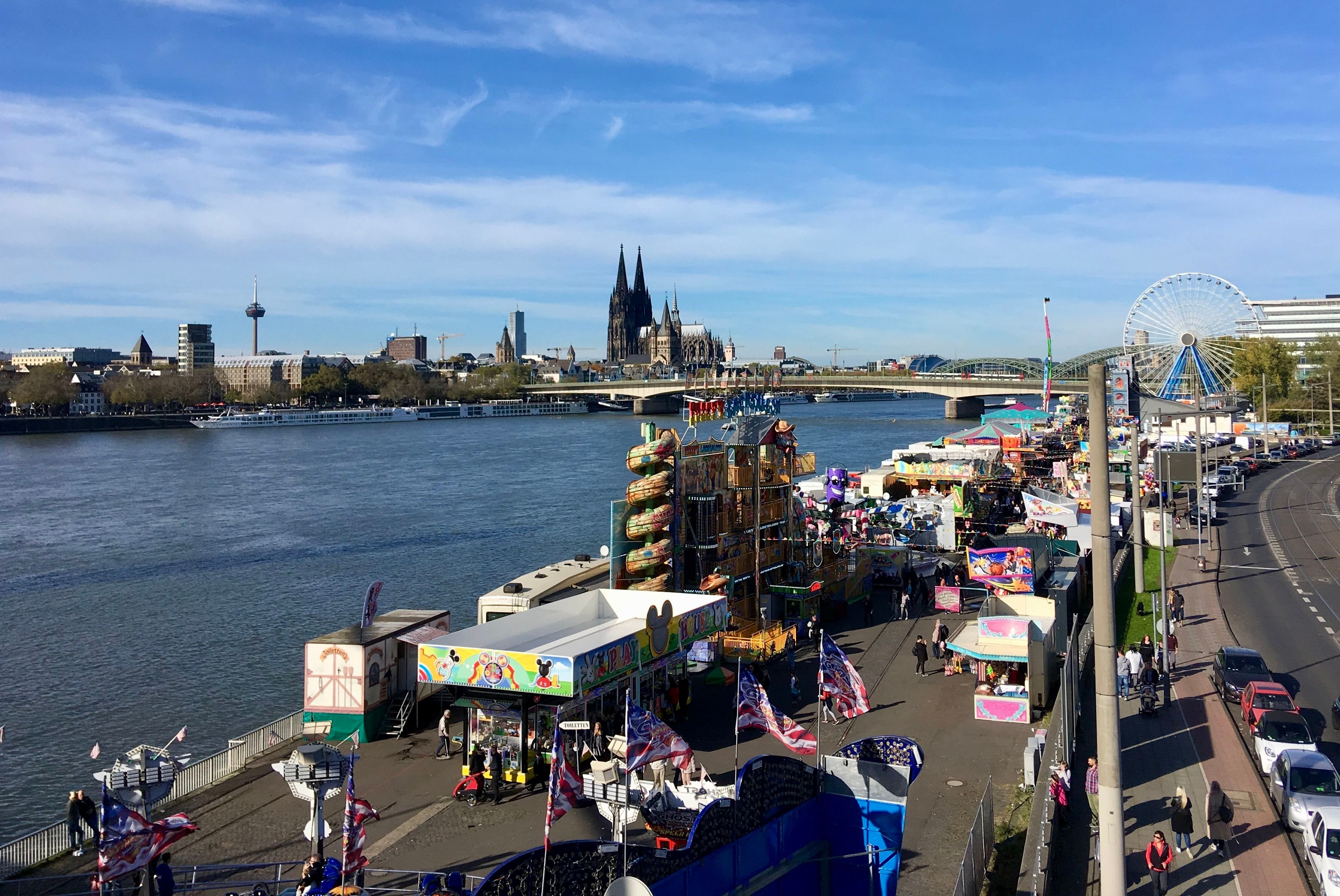 Köln im Oktober: Die  Deutzer Kirmes  im Herbst mit Fahrgeschäften am Rhein und Blick auf den Dom. (Archivbild)