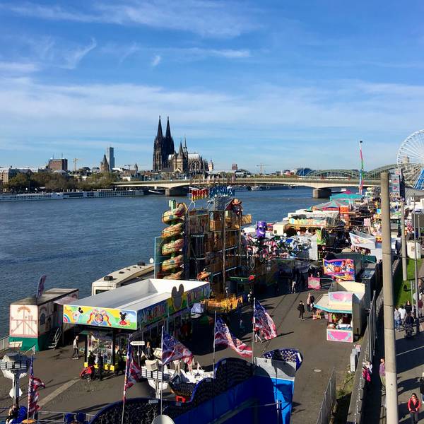 Köln im Oktober: Die Deutzer Kirmes im Herbst mit Fahrgeschäften am Rhein und Blick auf den Dom. (Archivbild)