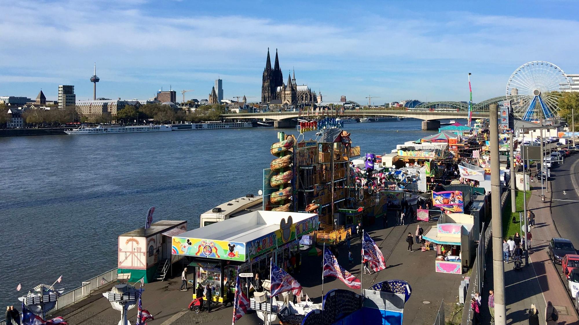 Köln im Oktober: Die Deutzer Kirmes im Herbst mit Fahrgeschäften am Rhein und Blick auf den Dom. (Archivbild)