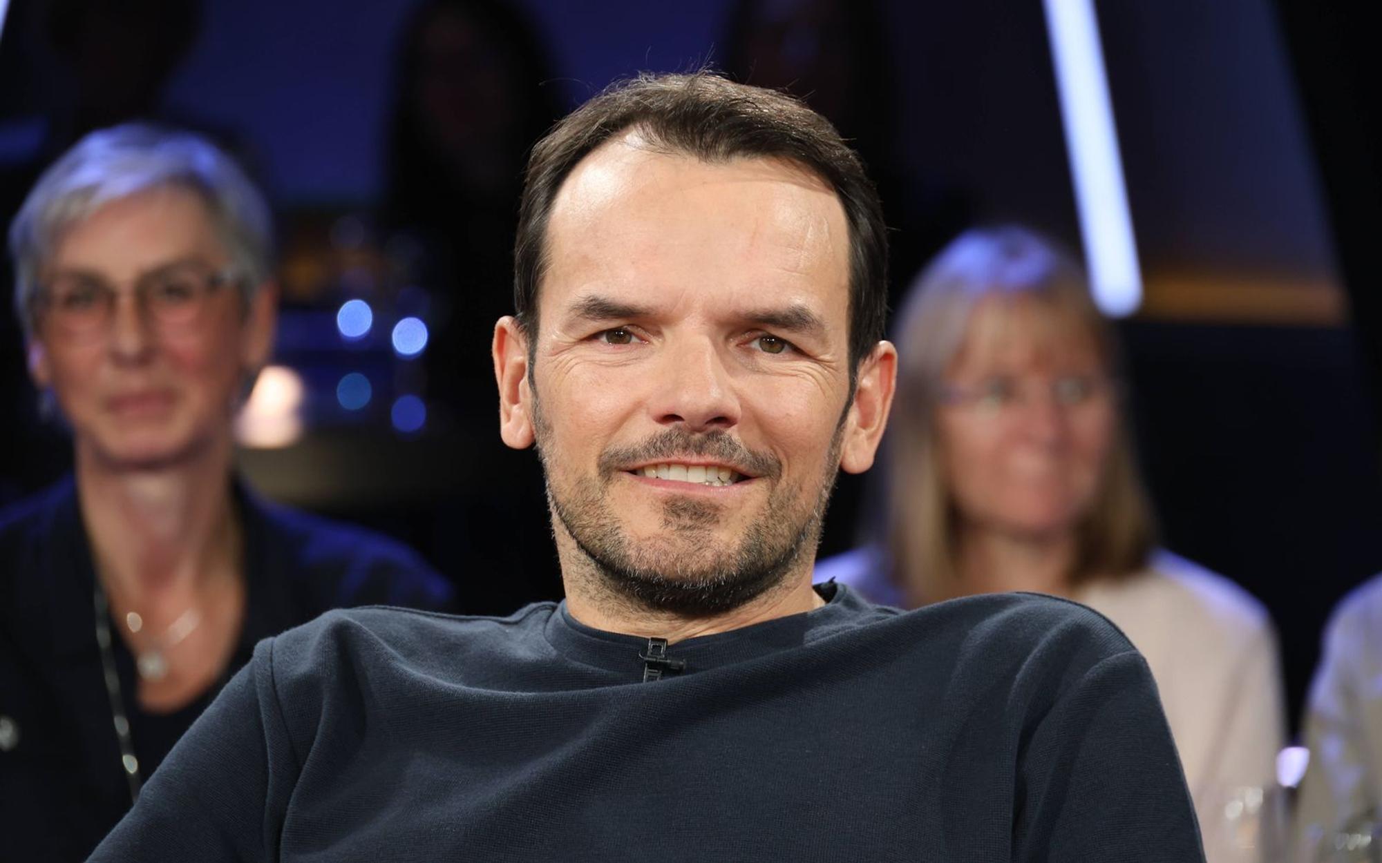 Steffen Henssler, hier als Gast der „NDR Talk Show“, hat in seinem Podcast „Runde Nummer“ Kritik am Medienkonsum von Kindern und Erwachsenen geübt. (Bild: IMAGO / Stephan Wallocha)