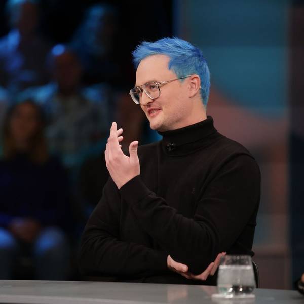 Lehrer Nicolas Schmelzer freut sich, dass ihn sein Beamtenstatus vor politisch motivierter Kündigung schützt. (Bild: WDR / Dirk Borm)