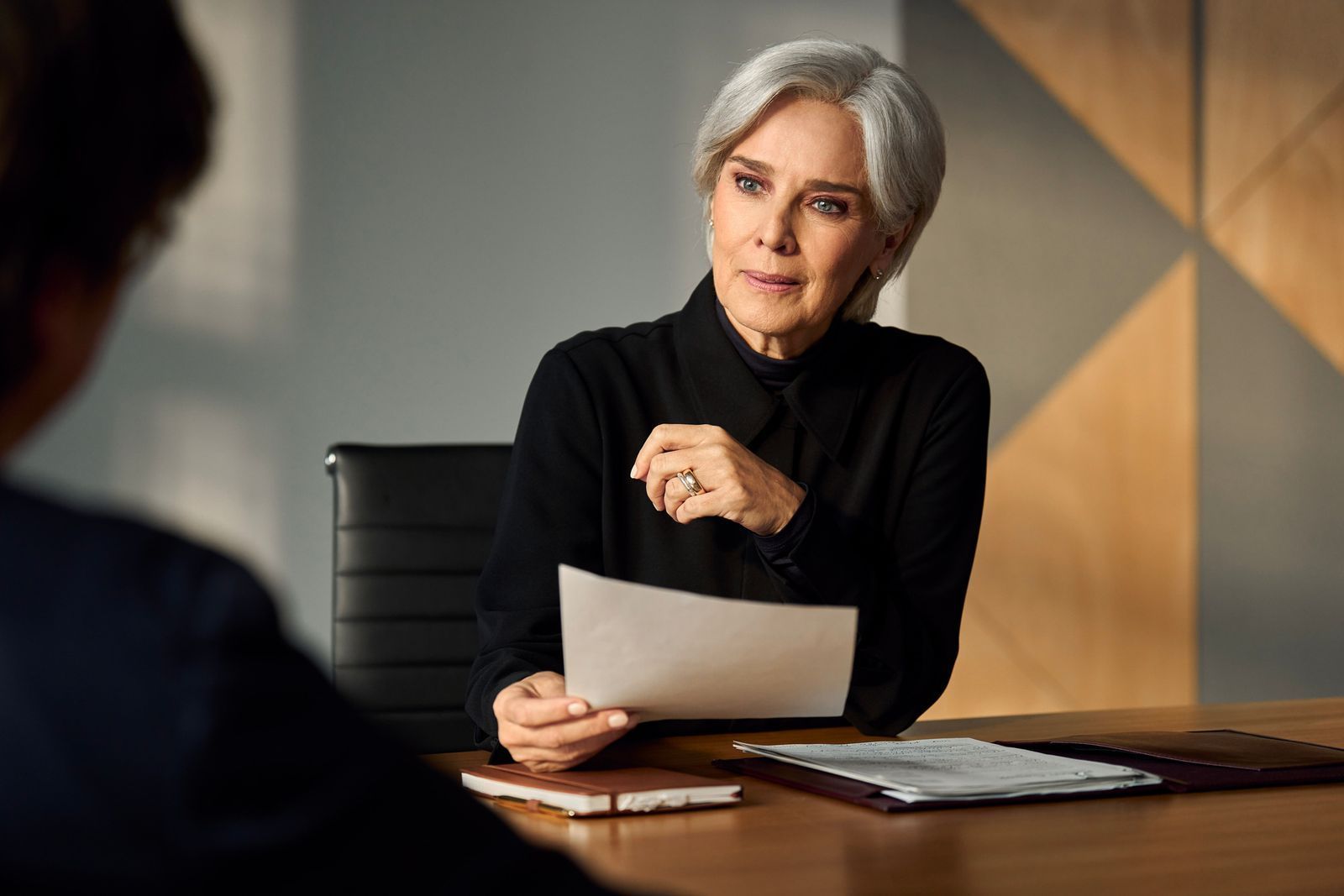 Die CEO von Nanomine, Josephine Nansen (Désirée Nosbusch), leitet ihr Unternehmen, das an neuen medizinischen Möglichkeiten tüftelt, knallhart. (Bild: ZDF und Frank Dicks)