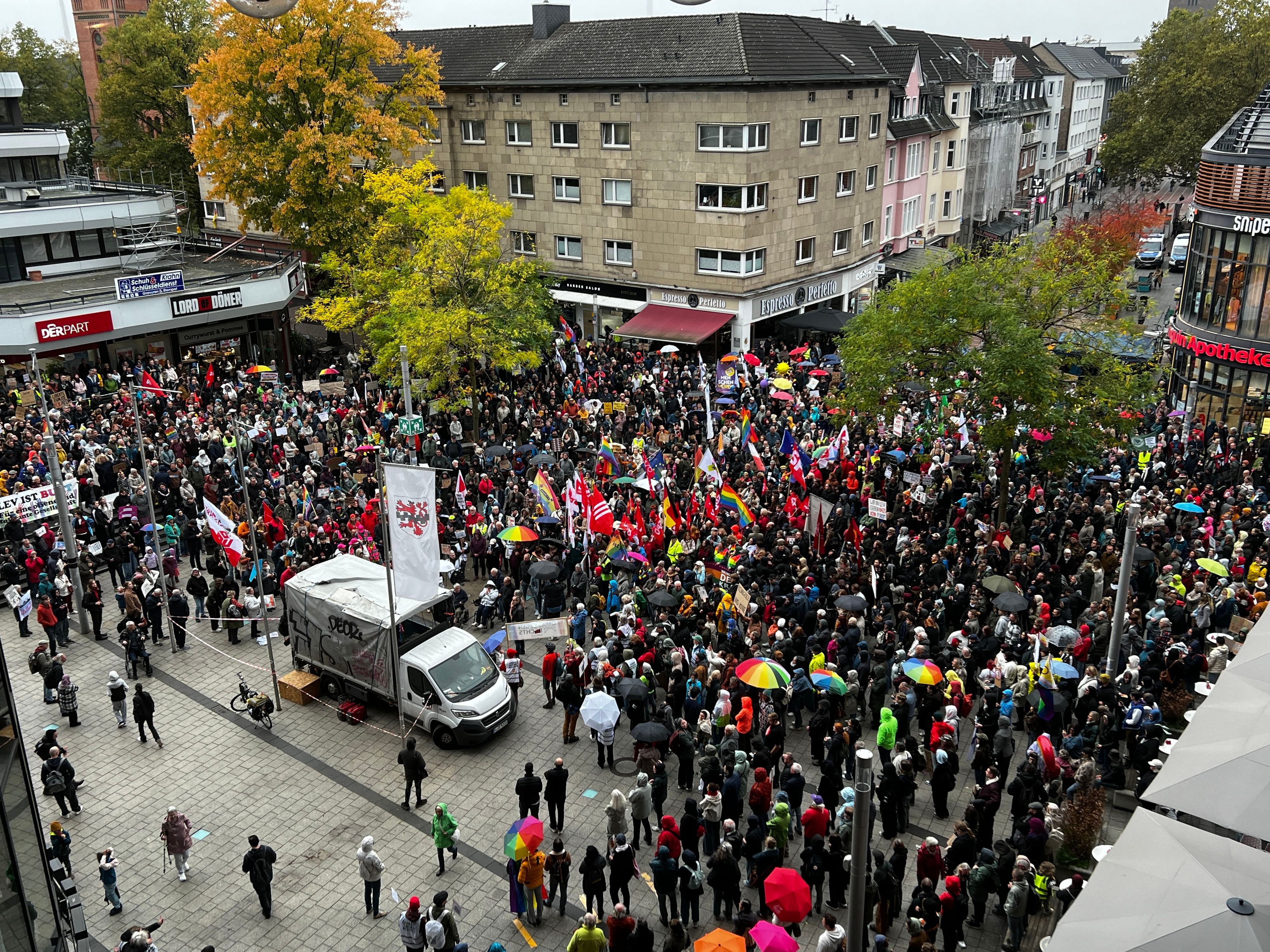 Rund 1000 Leute haben sich laut Polizei vorm Rathaus versammelt.