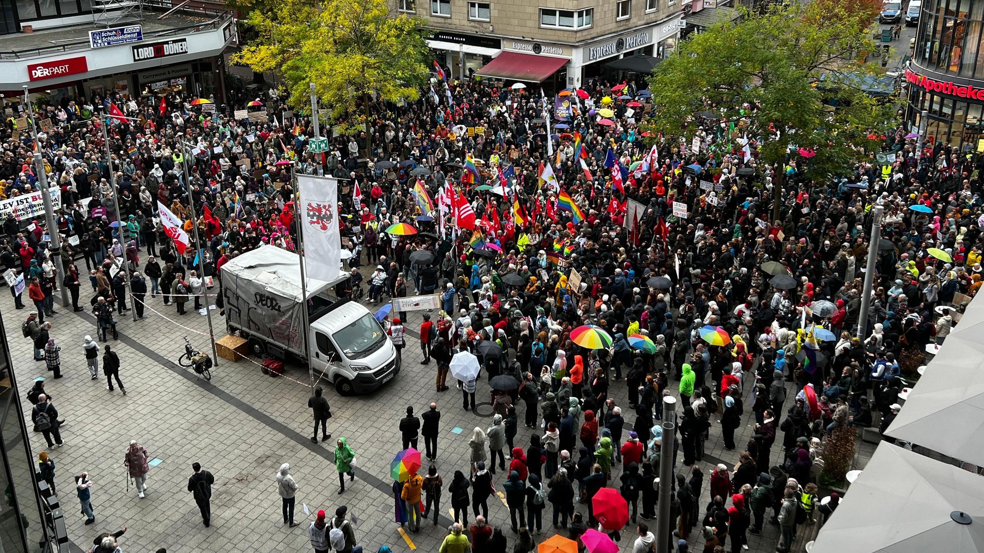 Rund 1000 Leute haben sich laut Polizei vorm Rathaus versammelt.