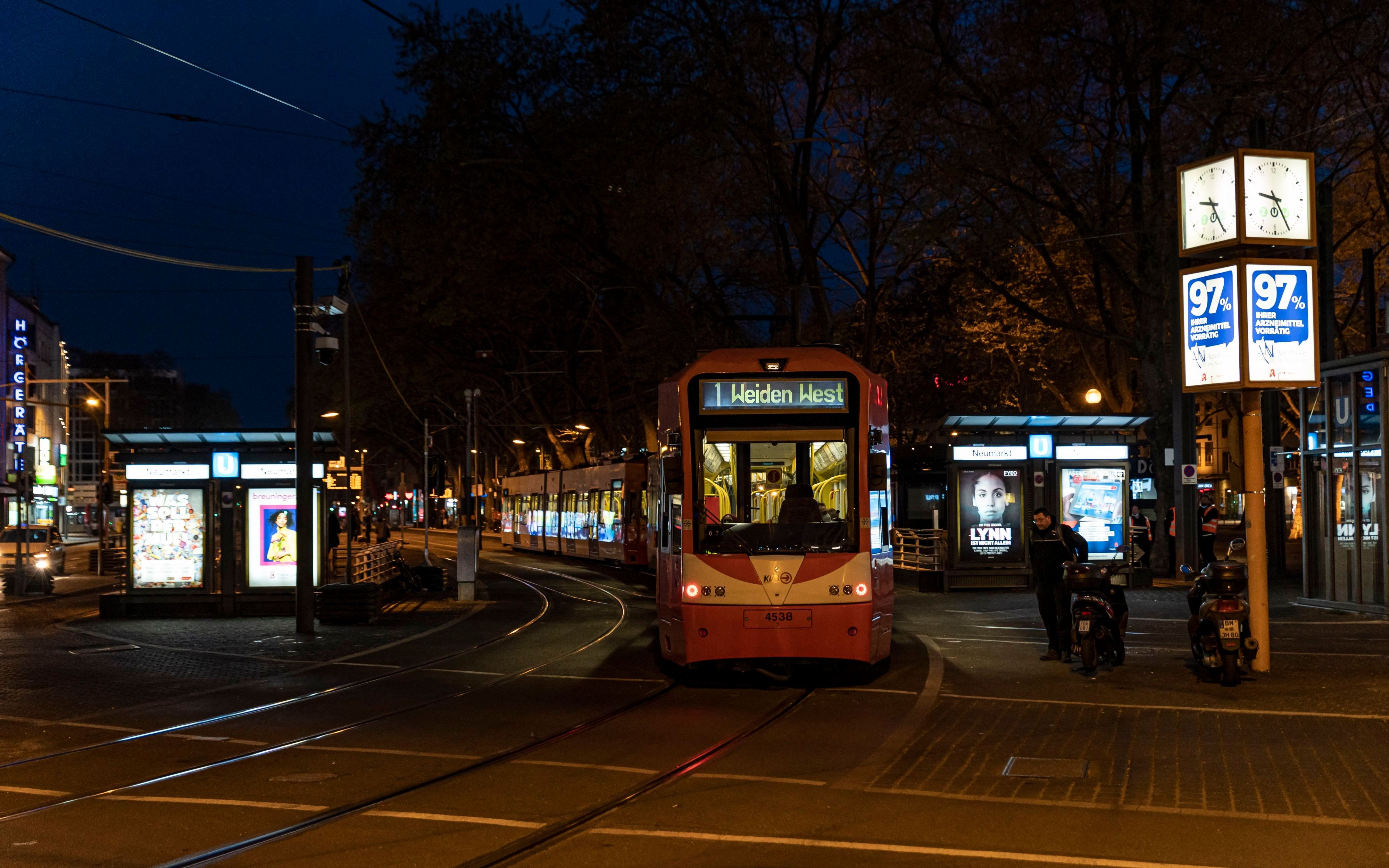 KVB-Bahn der Linie 1 bei Dunkelheit