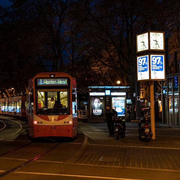 KVB-Bahn der Linie 1 bei Dunkelheit