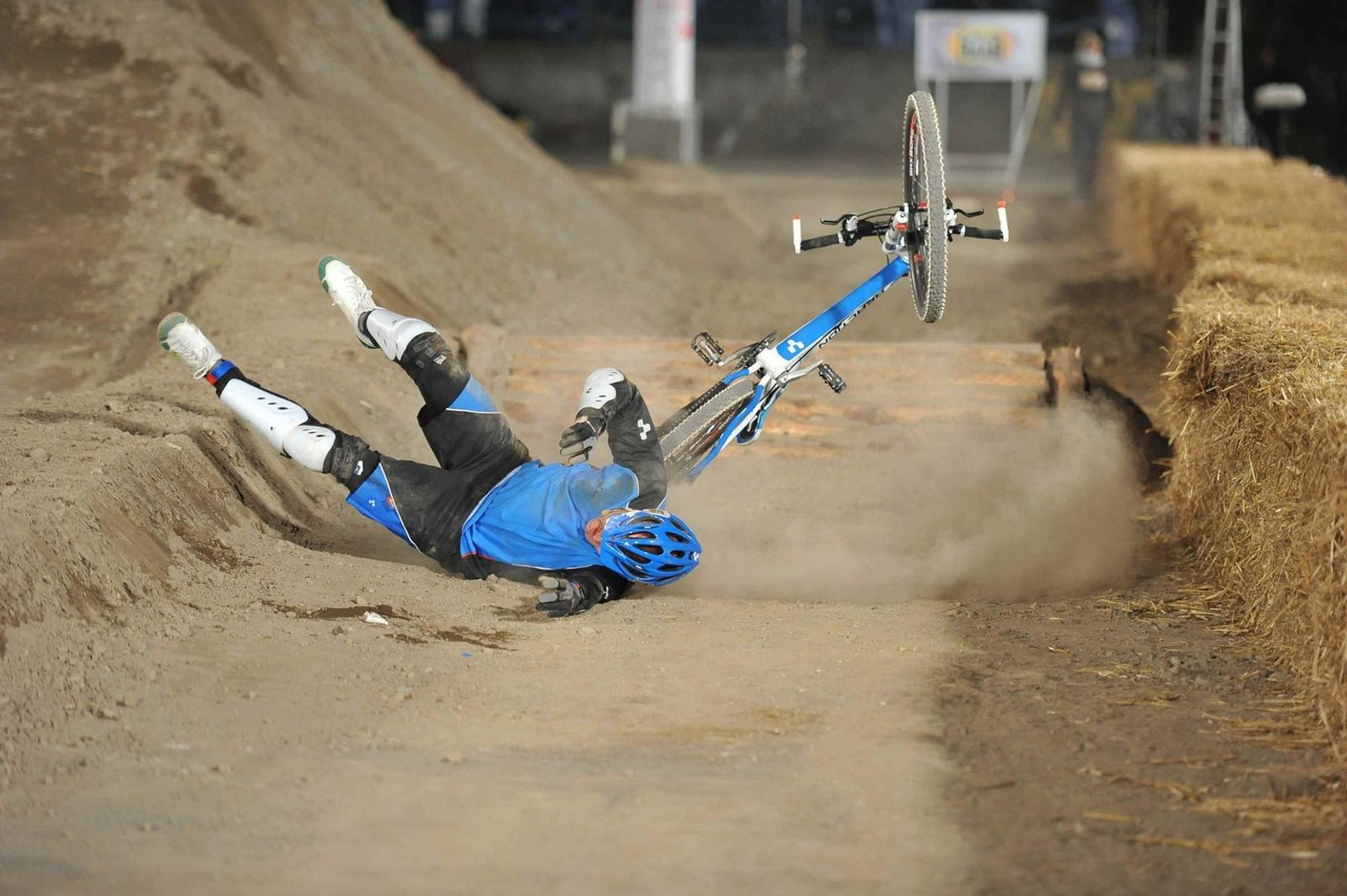 Seine Nehmer-Qualitäten waren bekannt, am 10. April 2010 wurden sie legendär. Bei seinem Sturz vom Mountainbike zog sich der „Schlag den Raab“-Gastgeber eine Gehirnerschütterung nebst Gedächtnisverlust sowie einen Bruch des Jochbeins und der Kieferhölenwand zu. (Bild: ProSieben / Willi Weber)