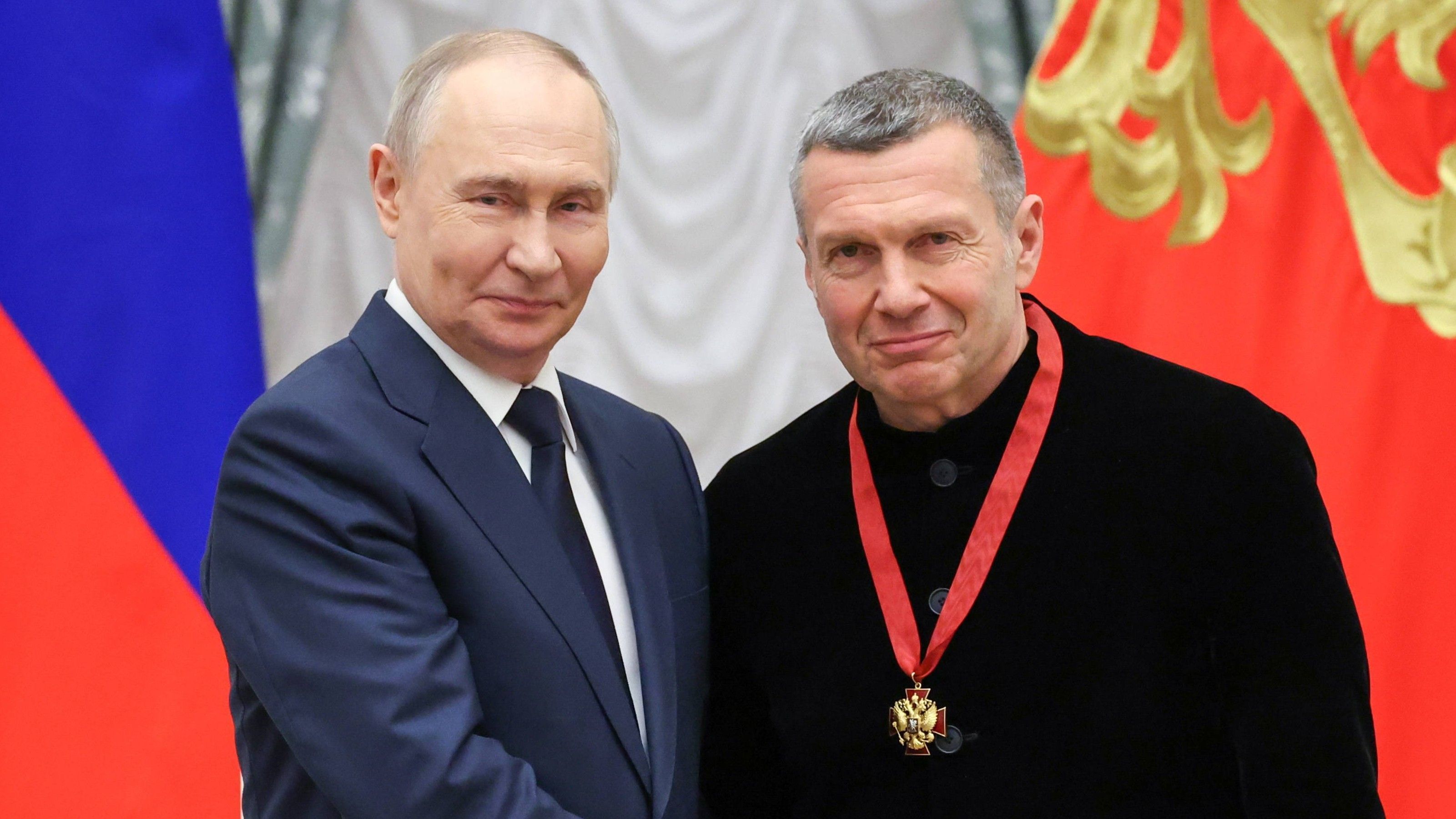 Kremlchef Wladimir Putin (l.) hat Wladimir Solowjow im Jahr 2025 mit einem Verdienstorden ausgezeichnet. In seiner TV-Sendung ruft Solowjow regelmäßig zum Krieg gegen Europa auf. (Archivbild)
