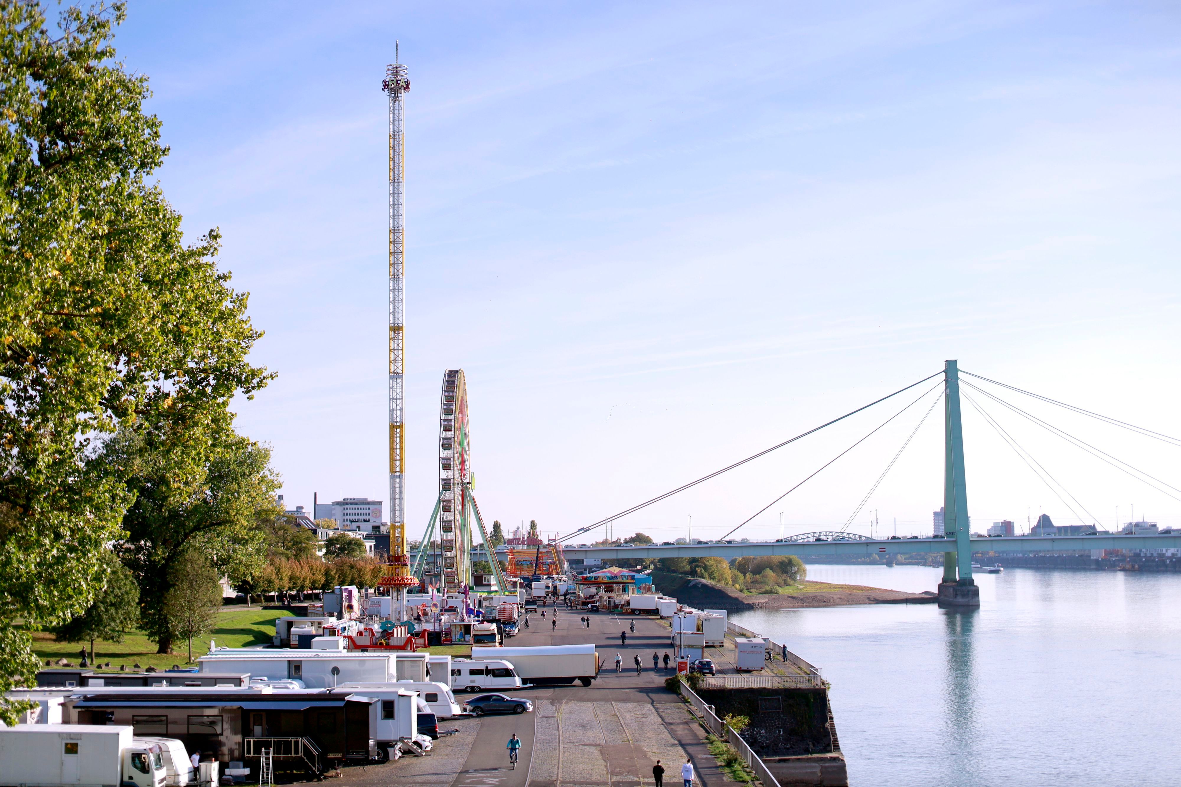 Die Herbstkirmes im Aufbau an der Deutzer Werft.