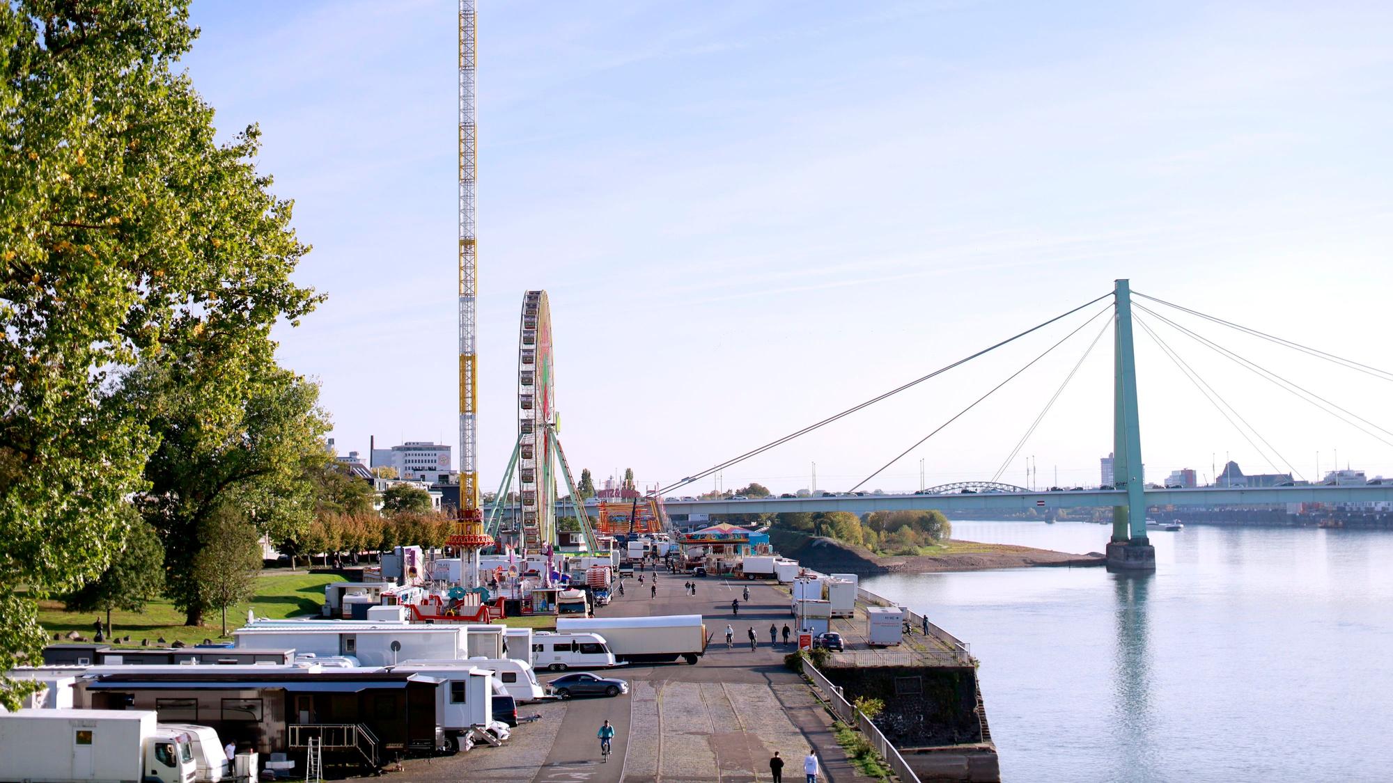 Die Herbstkirmes im Aufbau an der Deutzer Werft.