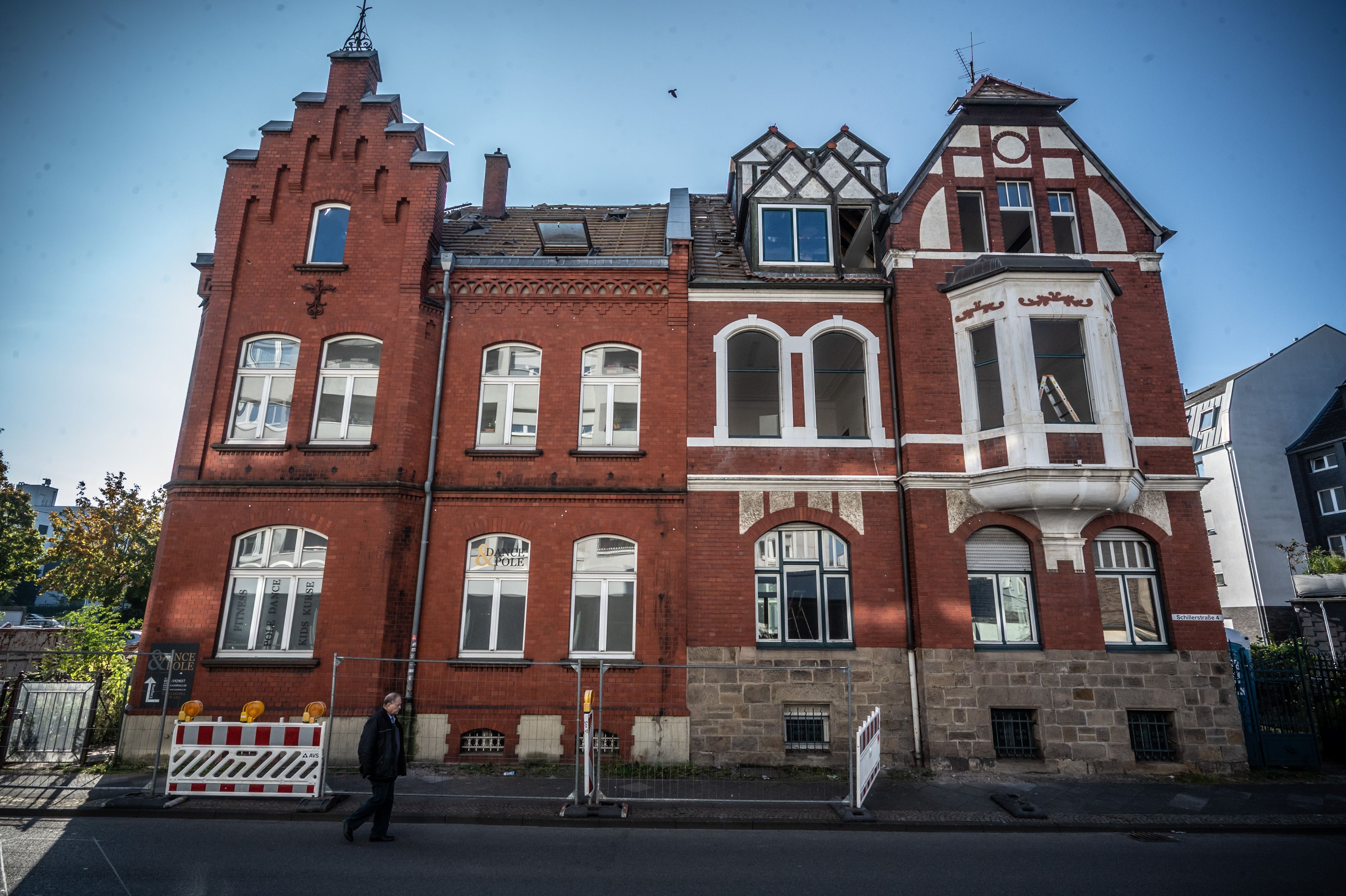Mehrere Bürger stellten bei der Stadt Anträge, das besondere Doppelhaus unter Denkmalschutz zu stellen, worauf die Abbruchgenehmigung für eine Weile über den Sommer ruhte.