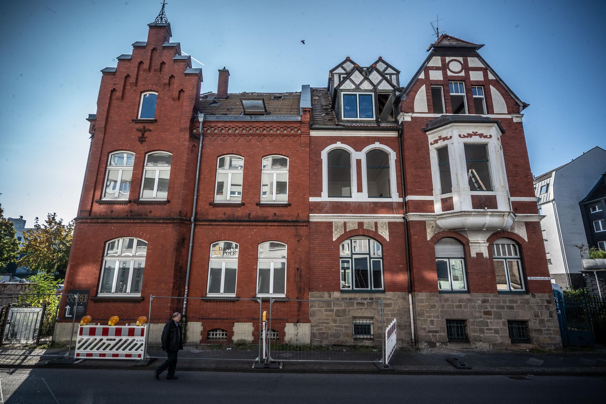 Mehrere Bürger stellten bei der Stadt Anträge, das besondere Doppelhaus unter Denkmalschutz zu stellen, worauf die Abbruchgenehmigung für eine Weile über den Sommer ruhte.