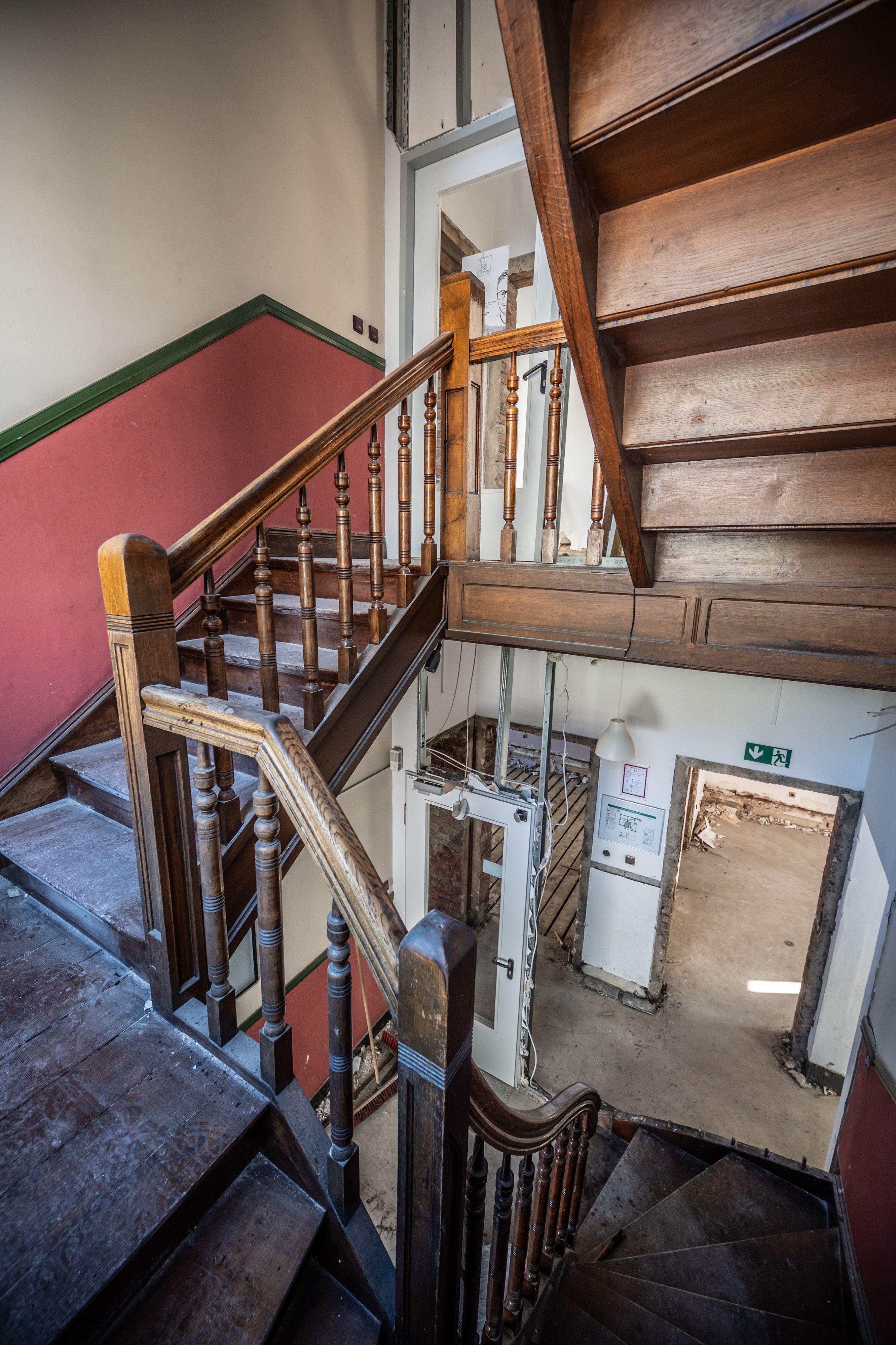 Die Treppe von 1905 ist aus dunklem Holz, die Türrahmen sind ausgebaut.