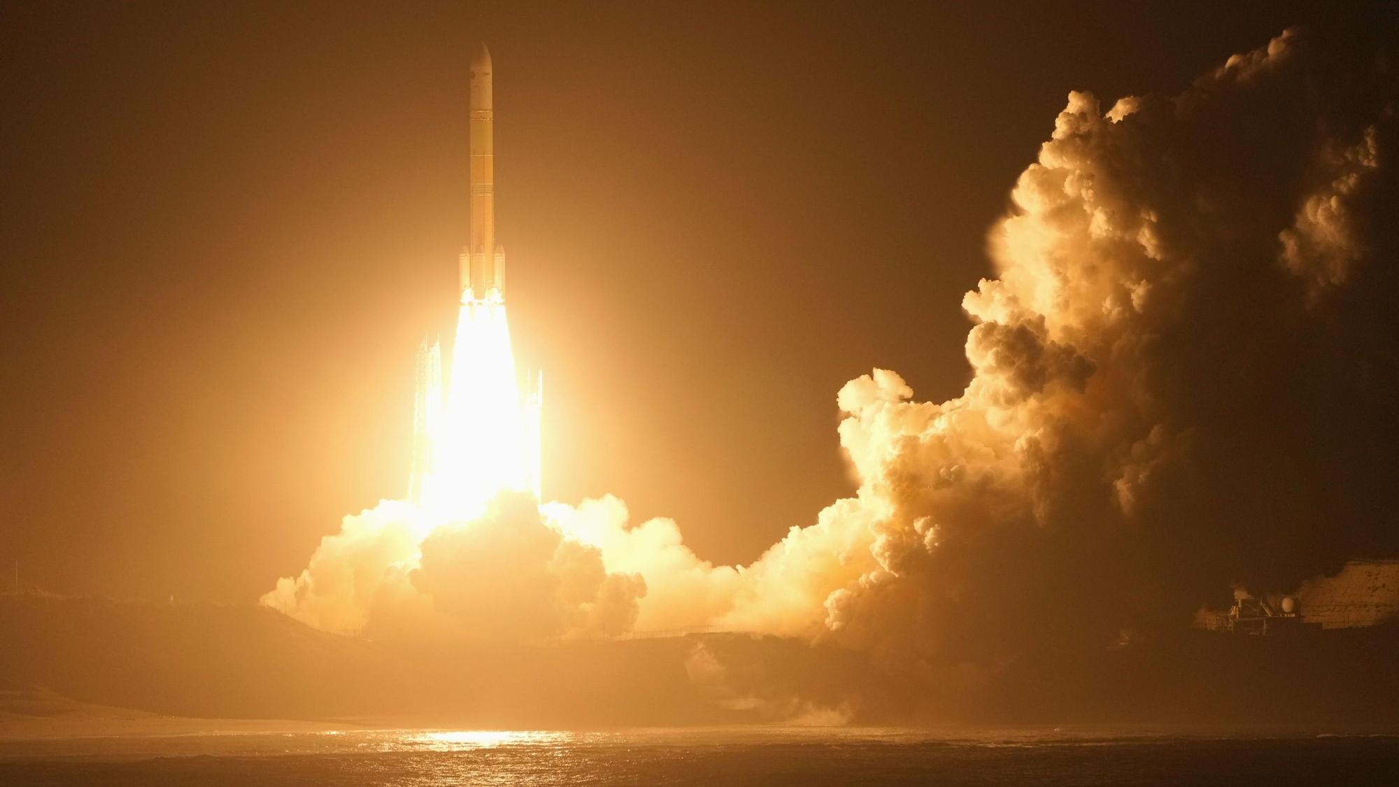 Eine japanische H3-Rakete, die eine Sonde für eine Mission zur Entnahme von Proben von einem Marsmond an Bord hat, steigt in den frühen Morgenstunden nach dem Start vom Tanegashima Space Center in der Präfektur Kagoshima im Südwesten Japans in den Himmel.