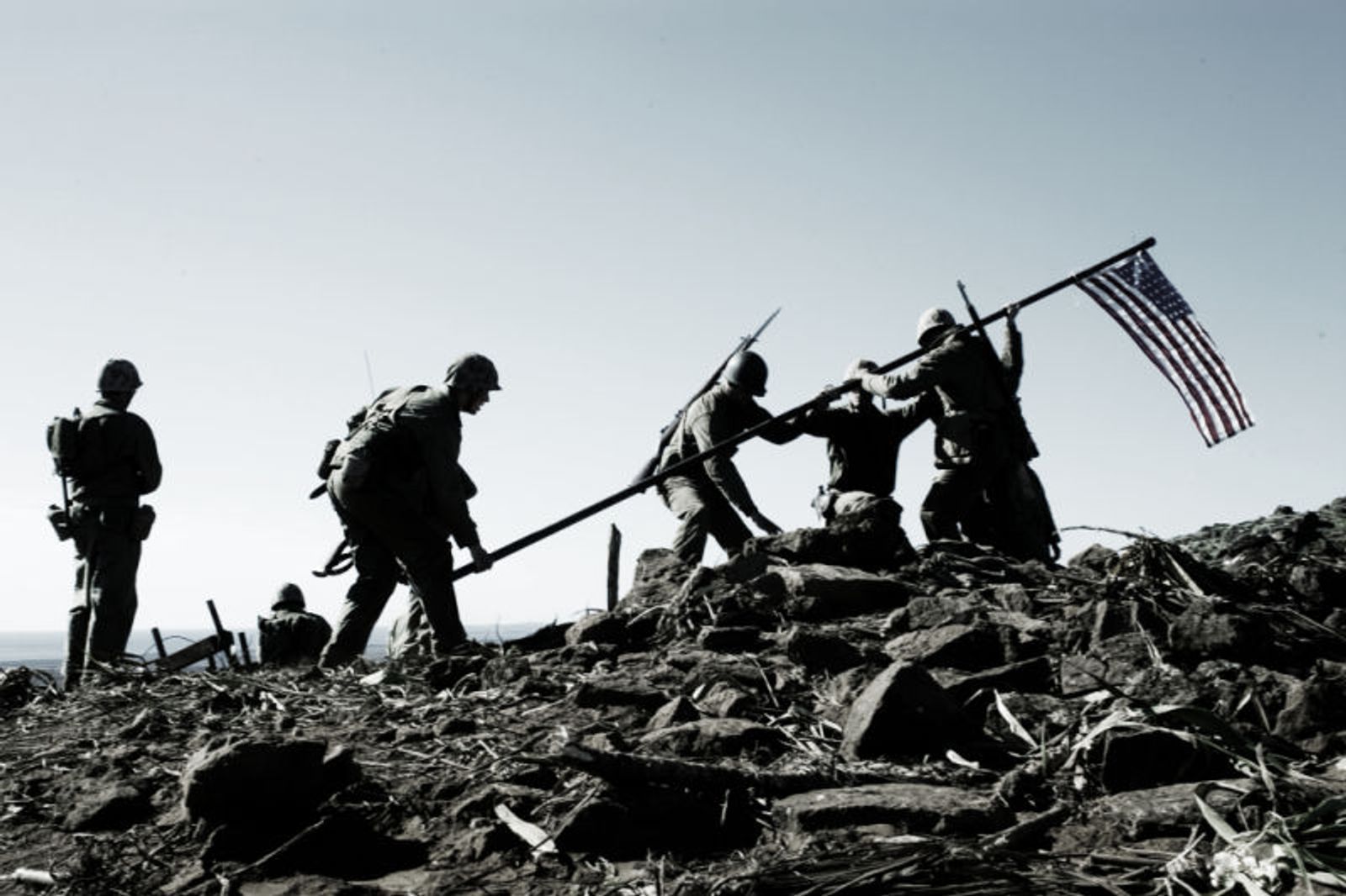 Der Moment, der ihr Leben verändert: Die US-Soldaten hissen die Flagge auf Iwo Jima.  (Bild: Dreamworks)