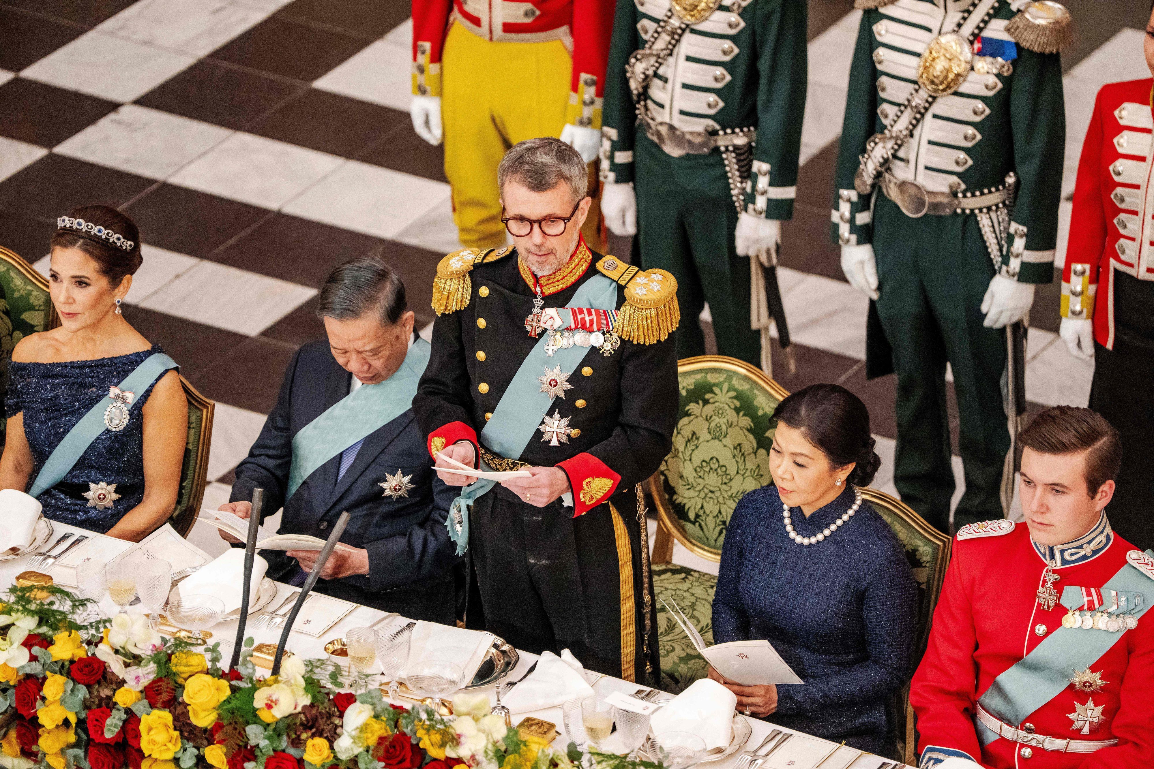 König Frederik X. hält beim Staatsbankett im Schloss Christiansborg eine Rede. Neben ihm stehen Kronprinz Christian, Königin Mary sowie der vietnamesische Präsident Tô Lâm und dessen Ehefrau Ngô Phương Ly.